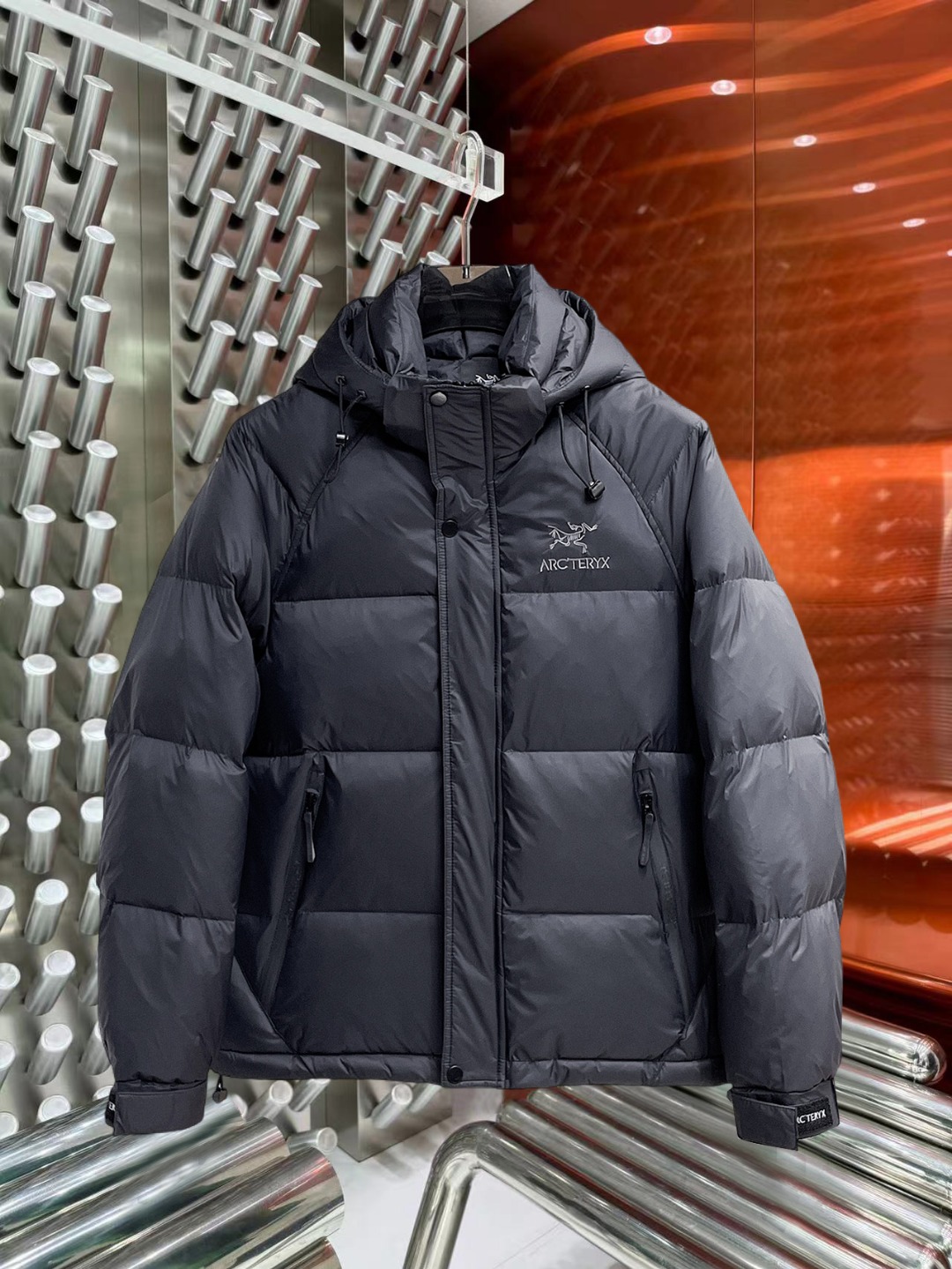 NO:597020,Arc'teryx's new 2025 autumn and winter down jacket. This is known as the most expensive down jacket in the world, all 90 down. With a classic logo combination, it is full of visual impact at first sight. It has better thermal insulation performance, is light and not heavy, and has good loft recovery after compression, and it can gather heat and lock in temperature!  Personalized color matching design, fresh and energetic!  There are too many versions circulating in the market. In addition to the different fabrics and workmanship, the biggest difference is that the filling is not goose down at all but feather silk or velvet, etc., and it is not easy to distinguish for those who don’t understand. In addition, the fabrics and workmanship are definitely not of the same level. In short, look for us and you will never go astray. All the exclusive full colors are purchased from genuine development. If you understand the quality of our down jackets, you can safely recommend it with your eyes closed. The three standards are complete!  Uniform series for men and women!  Size M-3XL. Can be worn up to 200 pounds, arc'teryx, down jacket, alexander wang19860909始祖鸟 2025秋冬新款羽绒服.这款号称羽绒服届最贵的,全部90绒的.带着经典的Logo组合搭配,第一眼看到就是满满的视觉冲击,保暖性能更出色,轻便不厚重,且压缩后的蓬松度恢复性好,聚热锁温！个性的拼色设计,清新有活力！市面流通的版本实在太多了,除了面料做工不同外,最大的区别就是填充物根本不是鹅绒而是羽丝或手感绒等等,而不懂的根本不容易区分.另外面料和做工也绝对不是一个级别,总之认准我们,让你绝对不跑偏,独家全色全部购入正版开发,懂我们家羽绒服质量的,完全可以放心闭眼推.三标齐全！男女同款系列！码数M-3XL.最大穿到200斤,arc'teryx,down jacket,alexander wang,Men's clothing