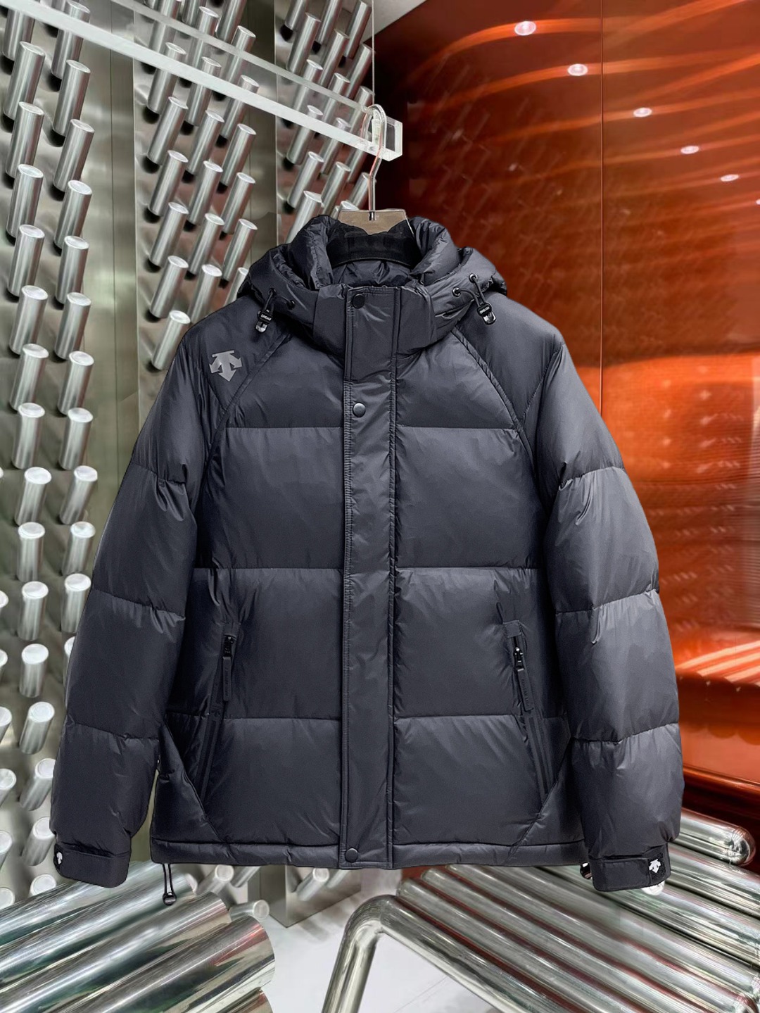 NO:597017,Descente's new 2025 autumn and winter down jacket. This is known as the most expensive down jacket in the world, all 90 down. With a classic logo combination, it is full of visual impact at first sight. It has better thermal insulation performance, is light and not heavy, and has good loft recovery after compression, and it can gather heat and lock in temperature!  Personalized color matching design, fresh and energetic!  There are too many versions circulating in the market. In addition to the different fabrics and workmanship, the biggest difference is that the filling is not goose down at all but feather silk or velvet, etc., and it is not easy to distinguish for those who don’t understand. In addition, the fabrics and workmanship are definitely not of the same level. In short, look for us and you will never go astray. All the exclusive full colors are purchased from genuine development. If you understand the quality of our down jackets, you can safely recommend it with your eyes closed. The three standards are complete!  Uniform series for men and women!  Size M-3XL. Can be worn up to 200 pounds,,down jacket,alexander wang19860909迪桑特 2025秋冬新款羽绒服.这款号称羽绒服届最贵的,全部90绒的.带着经典的Logo组合搭配,第一眼看到就是满满的视觉冲击,保暖性能更出色,轻便不厚重,且压缩后的蓬松度恢复性好,聚热锁温！个性的拼色设计,清新有活力！市面流通的版本实在太多了,除了面料做工不同外,最大的区别就是填充物根本不是鹅绒而是羽丝或手感绒等等,而不懂的根本不容易区分.另外面料和做工也绝对不是一个级别,总之认准我们,让你绝对不跑偏,独家全色全部购入正版开发,懂我们家羽绒服质量的,完全可以放心闭眼推.三标齐全！男女同款系列！码数M-3XL.最大穿到200斤,,down jacket,alexander wang,Men's clothing