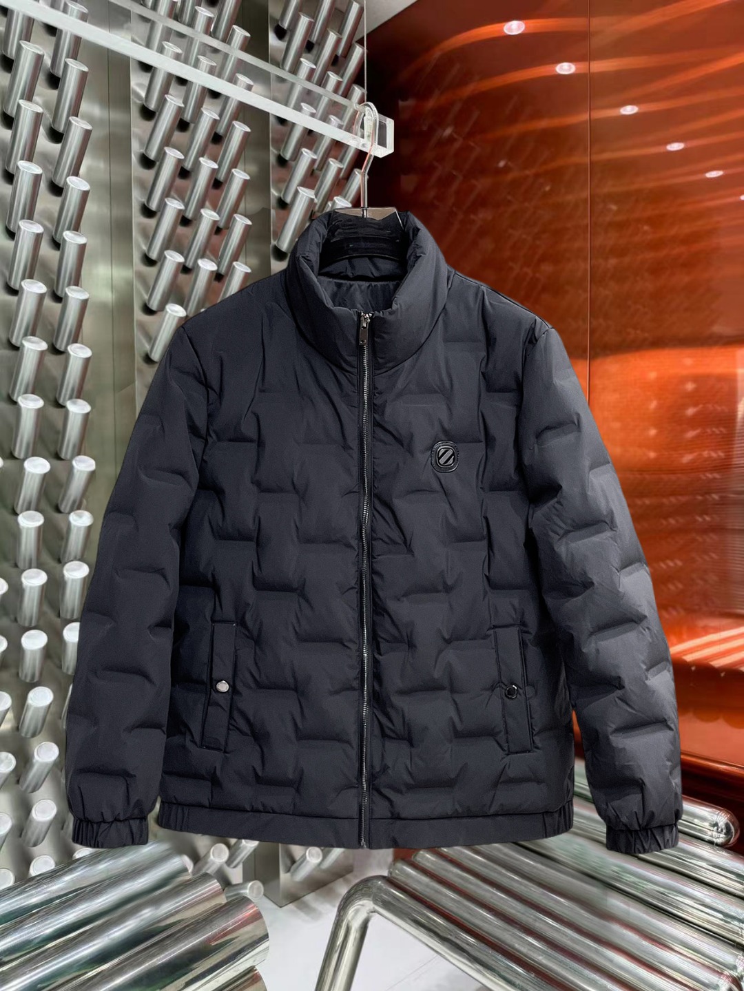 NO:597043,Ermenegildo Zegna's new 2025 autumn and winter down jacket. This is known as the most expensive down jacket in the world, with 90 down in total. With a classic logo combination, it is full of visual impact at first sight. It has better thermal insulation performance, is light and not heavy, and has good loft recovery after compression, and it can gather heat and lock in temperature!  Personalized color matching design, fresh and energetic!  There are too many versions circulating in the market. In addition to the different fabrics and workmanship, the biggest difference is that the filling is not goose down at all but feather silk or velvet, etc., and it is not easy to distinguish for those who don’t understand. In addition, the fabrics and workmanship are definitely not of the same level. In short, look for us and you will never go astray. All the exclusive full colors are purchased from genuine development. If you understand the quality of our down jackets, you can safely recommend it with your eyes closed. The three standards are complete!  Uniform series for men and women!  Size M-3XL. Can be worn up to 200 pounds,,zegna,down jacket,alexander wang19860909杰尼亚 2025秋冬新款羽绒服.这款号称羽绒服届最贵的,全部90绒的.带着经典的Logo组合搭配,第一眼看到就是满满的视觉冲击,保暖性能更出色,轻便不厚重,且压缩后的蓬松度恢复性好,聚热锁温！个性的拼色设计,清新有活力！市面流通的版本实在太多了,除了面料做工不同外,最大的区别就是填充物根本不是鹅绒而是羽丝或手感绒等等,而不懂的根本不容易区分.另外面料和做工也绝对不是一个级别,总之认准我们,让你绝对不跑偏,独家全色全部购入正版开发,懂我们家羽绒服质量的,完全可以放心闭眼推.三标齐全！男女同款系列！码数M-3XL.最大穿到200斤,,zegna,down jacket,alexander wang,Men's clothing