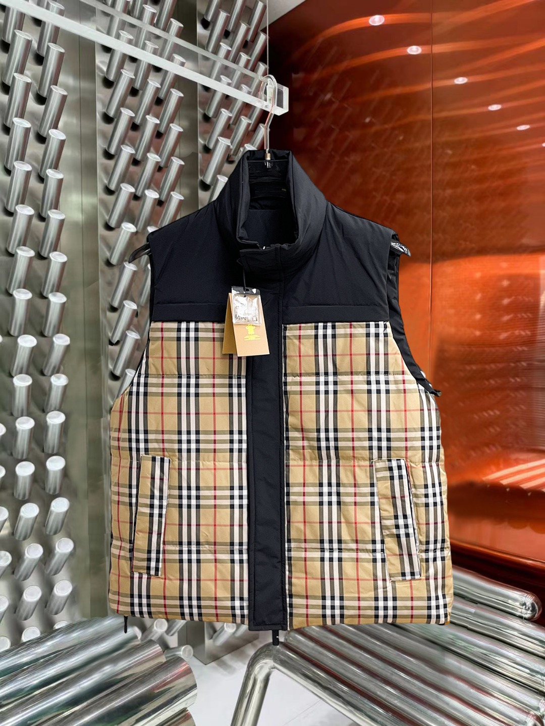 NO:597037,Burberry's new 2025 autumn and winter down vests, all 90 down. With the classic logo combination, it is full of visual impact at first sight. It has better thermal insulation performance, is light and not heavy, and has good fluff recovery after compression, and it can gather heat and lock in temperature!  Personalized color matching design, fresh and energetic!  There are too many versions circulating in the market. In addition to the different fabrics and workmanship, the biggest difference is that the filling is not goose down at all but feather silk or velvet, etc., and it is not easy to distinguish for those who don’t understand. In addition, the fabrics and workmanship are definitely not of the same level. In short, look for us and you will never go astray. All the exclusive full colors are purchased from genuine development. If you understand the quality of our down jackets, you can safely recommend it with your eyes closed. The three standards are complete!  Uniform series for men and women!  Size M-3XL. Can be worn up to 200 pounds, burberry, down jacket, alexander wang19860909巴宝莉 2025秋冬新款羽绒马甲,全部90绒的.带着经典的Logo组合搭配,第一眼看到就是满满的视觉冲击,保暖性能更出色,轻便不厚重,且压缩后的蓬松度恢复性好,聚热锁温！个性的拼色设计,清新有活力！市面流通的版本实在太多了,除了面料做工不同外,最大的区别就是填充物根本不是鹅绒而是羽丝或手感绒等等,而不懂的根本不容易区分.另外面料和做工也绝对不是一个级别,总之认准我们,让你绝对不跑偏,独家全色全部购入正版开发,懂我们家羽绒服质量的,完全可以放心闭眼推.三标齐全！男女同款系列！码数M-3XL.最大穿到200斤,,burberry,down jacket,alexander wang,Men's clothing
