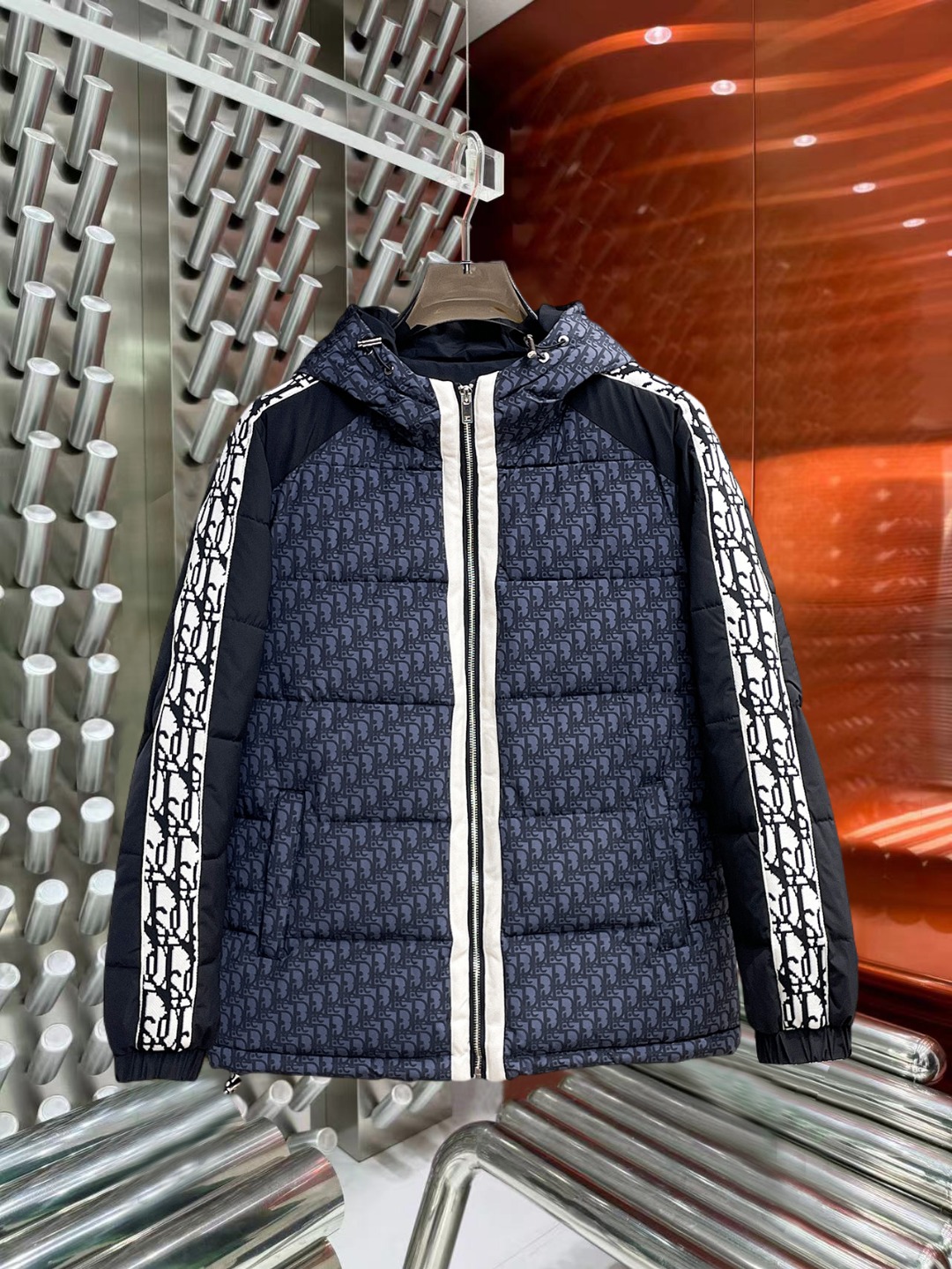 NO:597034,Dior's 2025ss new winter down jacket with complete three standards, the new product on the show is in perfect condition, comfortable and warm, the color is full and attractive, the design is very brilliant, it can easily enhance the fashion sense, the workmanship is extremely sophisticated and rigorous, and the wiring is neat and meticulous!  A masterpiece from a famous designer!  The upper body does not look bloated and is super handsome!  Available sizes M ~ XXXL,,dior,jackets & coats,down jacket,alexander wang19860909迪奥 三标齐全 2025ss冬季新款羽绒棉服外套,秀场新品品相非常完美,舒适保暖,色泽饱满诱人,非常出彩的设计,轻松将时髦感进阶,做工极为考究严谨,走线工整细致！大牌设计师巨作！上身不显臃肿、超级帅气！现货码数M ～ XXXL,,dior,jackets & coats,down jacket,alexander wang,Men's clothing