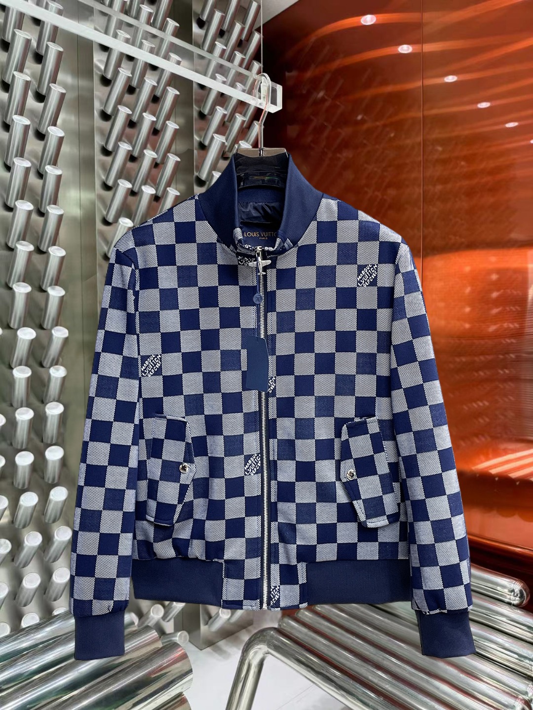 NO:597027,LV 2025 autumn new jacket, the new product on the show is in perfect condition, comfortable and warm, complete with three labels, full and attractive color, very outstanding design, easily upgrades the fashion sense, extremely sophisticated workmanship, neat and meticulous wiring!  A masterpiece from a famous designer!  The upper body does not look bloated and is super handsome!  Available sizes M ~ XXXL,,louis vuitton,jackets & coats,jackets & coats,alexander wang19860909Lv 2025秋季新款夹克外套,秀场新品品相非常完美,舒适保暖,三标齐全色泽饱满诱人,非常出彩的设计,轻松将时髦感进阶,做工极为考究严谨,走线工整细致！大牌设计师巨作！上身不显臃肿、超级帅气！现货码数M ～ XXXL,,louis vuitton,jackets & coats,jackets & coats,alexander wang,Men's clothing