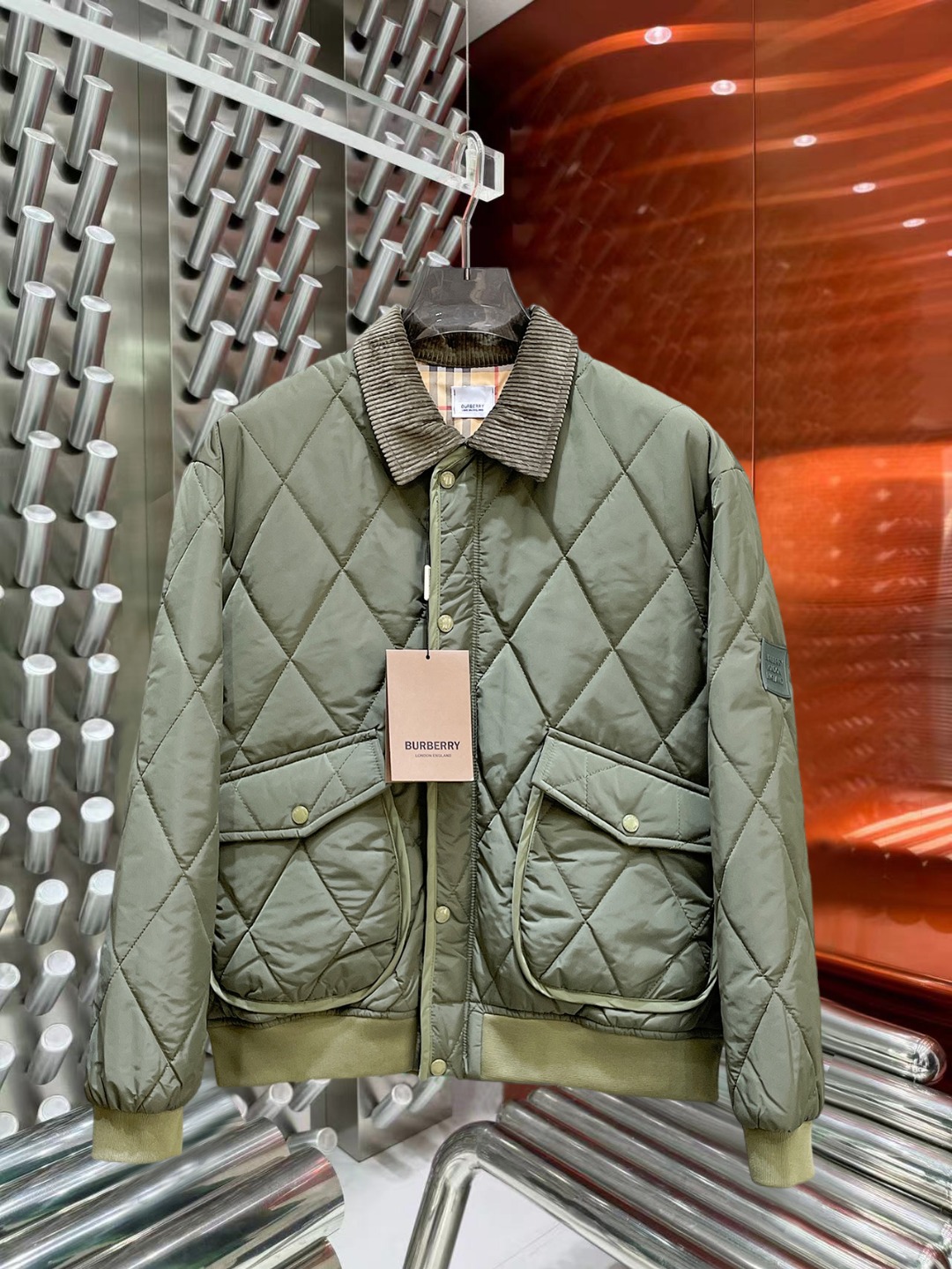 NO:597030,Burberry's new 2025ss winter down jacket with all three standards, the new product on the show is in perfect condition, comfortable and warm, the color is full and attractive, the design is very outstanding, it can easily enhance the fashion sense, the workmanship is extremely sophisticated and rigorous, and the wiring is neat and meticulous!  A masterpiece from a famous designer!  The upper body does not look bloated and is super handsome!  Available sizes M ~ XXXL,,burberry,jackets & coats,down jacket,alexander wang19860909巴宝莉 三标齐全 2025ss冬季新款羽绒棉服外套,秀场新品品相非常完美,舒适保暖,色泽饱满诱人,非常出彩的设计,轻松将时髦感进阶,做工极为考究严谨,走线工整细致！大牌设计师巨作！上身不显臃肿、超级帅气！现货码数M ～ XXXL,,burberry,jackets & coats,down jacket,alexander wang,Men's clothing