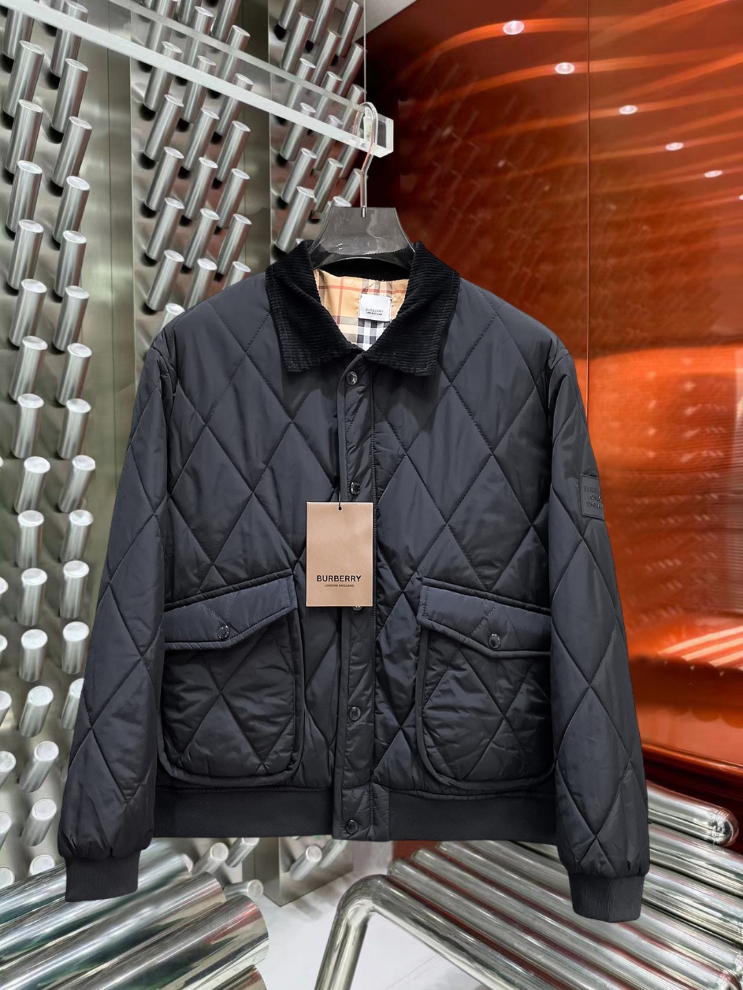 NO:597031,Burberry's new 2025ss winter down jacket with all three standards, the new product on the show is in perfect condition, comfortable and warm, the color is full and attractive, the design is very outstanding, it can easily enhance the fashion sense, the workmanship is extremely sophisticated and rigorous, and the wiring is neat and meticulous!  A masterpiece from a famous designer!  The upper body does not look bloated and is super handsome!  Available sizes M ~ XXXL,,burberry,jackets & coats,down jacket,alexander wang19860909巴宝莉 三标齐全 2025ss冬季新款羽绒棉服外套,秀场新品品相非常完美,舒适保暖,色泽饱满诱人,非常出彩的设计,轻松将时髦感进阶,做工极为考究严谨,走线工整细致！大牌设计师巨作！上身不显臃肿、超级帅气！现货码数M ～ XXXL,,burberry,jackets & coats,down jacket,alexander wang,Men's clothing