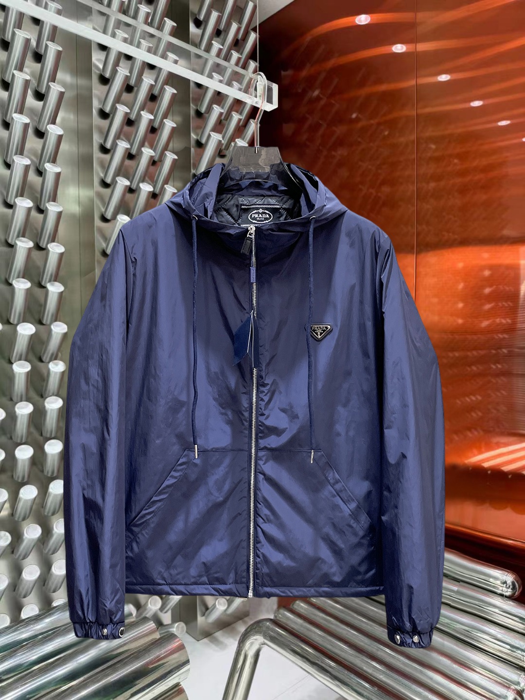 NO:597028,Prada's new 2025ss winter down jacket with all three standards is in perfect condition. It's comfortable and warm, and the color is full and attractive. The design is very outstanding, and it can easily enhance the sense of fashion. The workmanship is extremely sophisticated and rigorous, and the wiring is neat and meticulous!  A masterpiece from a famous designer!  The upper body does not look bloated and is super handsome!  Available sizes M ~ XXXL,,prada,jackets & coats,down jacket,alexander wang19860909普拉达 三标齐全 2025ss冬季新款羽绒棉服外套,秀场新品品相非常完美,舒适保暖,色泽饱满诱人,非常出彩的设计,轻松将时髦感进阶,做工极为考究严谨,走线工整细致！大牌设计师巨作！上身不显臃肿、超级帅气！现货码数M ～ XXXL,,prada,jackets & coats,down jacket,alexander wang,Men's clothing