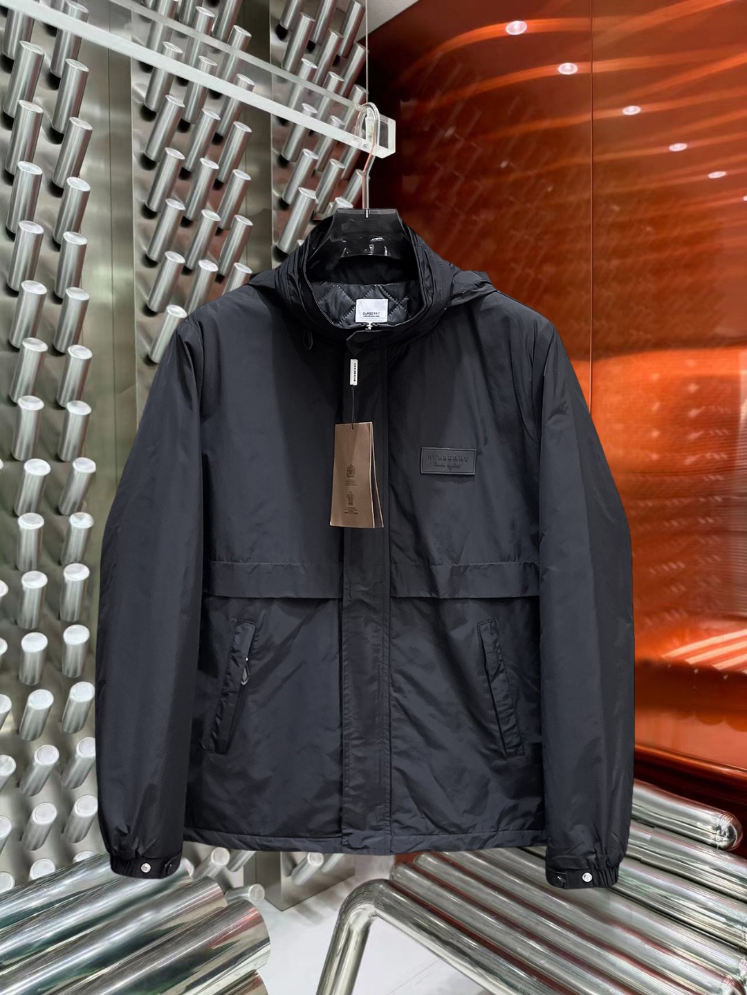 NO:597025,Burberry's new 2025ss winter down jacket with all three standards, the new product on the show is in perfect condition, comfortable and warm, the color is full and attractive, the design is very outstanding, it can easily enhance the fashion sense, the workmanship is extremely sophisticated and rigorous, and the wiring is neat and meticulous!  A masterpiece from a famous designer!  The upper body does not look bloated and is super handsome!  Available sizes M ~ XXXL,,burberry,jackets & coats,down jacket,alexander wang19860909巴宝莉 三标齐全 2025ss冬季新款羽绒棉服外套,秀场新品品相非常完美,舒适保暖,色泽饱满诱人,非常出彩的设计,轻松将时髦感进阶,做工极为考究严谨,走线工整细致！大牌设计师巨作！上身不显臃肿、超级帅气！现货码数M ～ XXXL,,burberry,jackets & coats,down jacket,alexander wang,Men's clothing