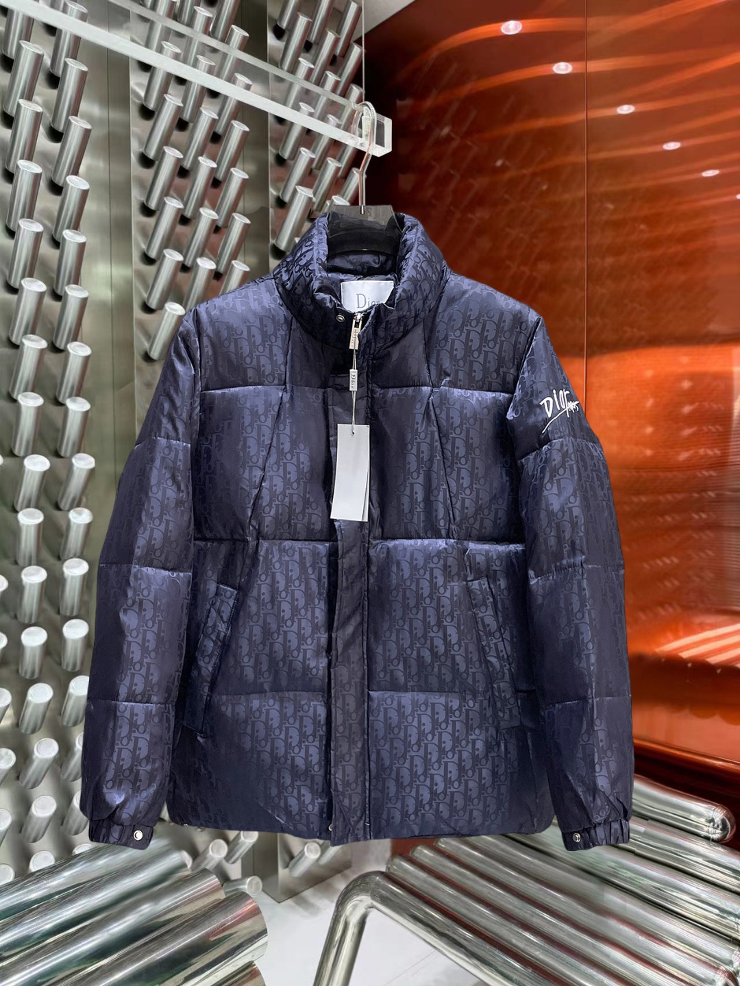 NO:597022,Dior's 2025ss new winter down jacket with complete three standards, the new product on the show is in perfect condition, comfortable and warm, the color is full and attractive, the design is very brilliant, it can easily enhance the fashion sense, the workmanship is extremely sophisticated and rigorous, and the wiring is neat and meticulous!  A masterpiece from a famous designer!  The upper body does not look bloated and is super handsome!  Available sizes M ~ XXXL,,dior,jackets & coats,down jacket,alexander wang19860909迪奥 三标齐全 2025ss冬季新款羽绒棉服外套,秀场新品品相非常完美,舒适保暖,色泽饱满诱人,非常出彩的设计,轻松将时髦感进阶,做工极为考究严谨,走线工整细致！大牌设计师巨作！上身不显臃肿、超级帅气！现货码数M ～ XXXL,,dior,jackets & coats,down jacket,alexander wang,Men's clothing