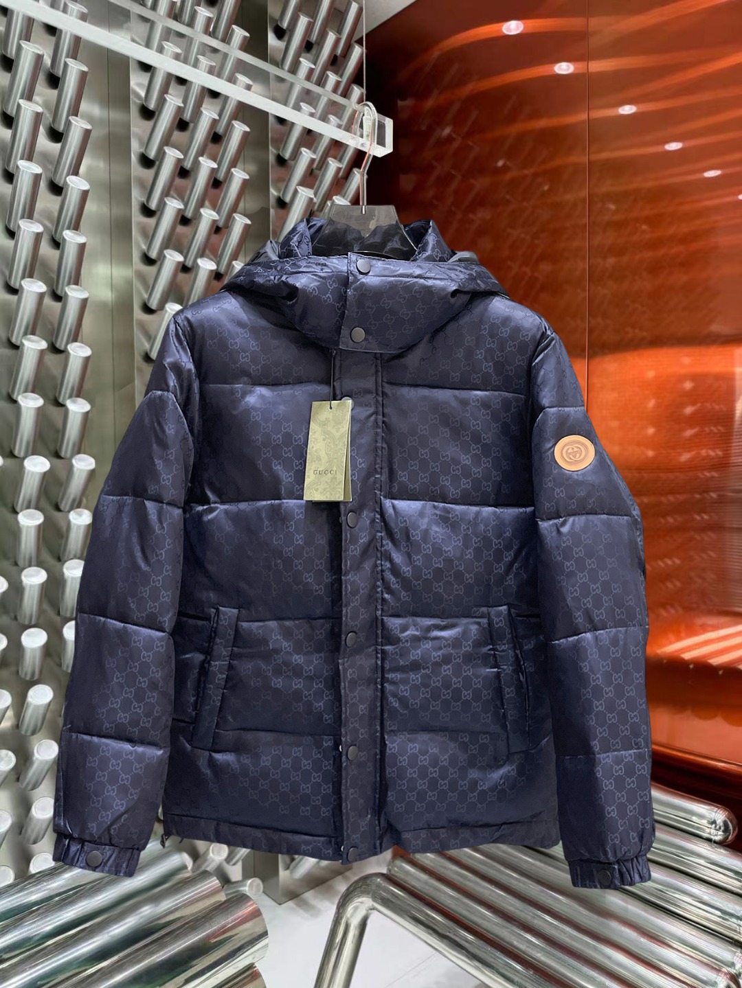 NO:597019,Gucci's new 2025ss winter down jacket with all three standards, the new product on the show is in perfect condition, comfortable and warm, the color is full and attractive, the design is very outstanding, it can easily enhance the sense of fashion, the workmanship is extremely sophisticated and rigorous, and the wiring is neat and meticulous!  A masterpiece from a famous designer!  The upper body does not look bloated and is super handsome!  Available sizes M ~ XXXL,,jackets & coats,down jacket,alexander wang19860909古奇 三标齐全 2025ss冬季新款羽绒棉服外套,秀场新品品相非常完美,舒适保暖,色泽饱满诱人,非常出彩的设计,轻松将时髦感进阶,做工极为考究严谨,走线工整细致！大牌设计师巨作！上身不显臃肿、超级帅气！现货码数M ～ XXXL,,jackets & coats,down jacket,alexander wang,Men's clothing