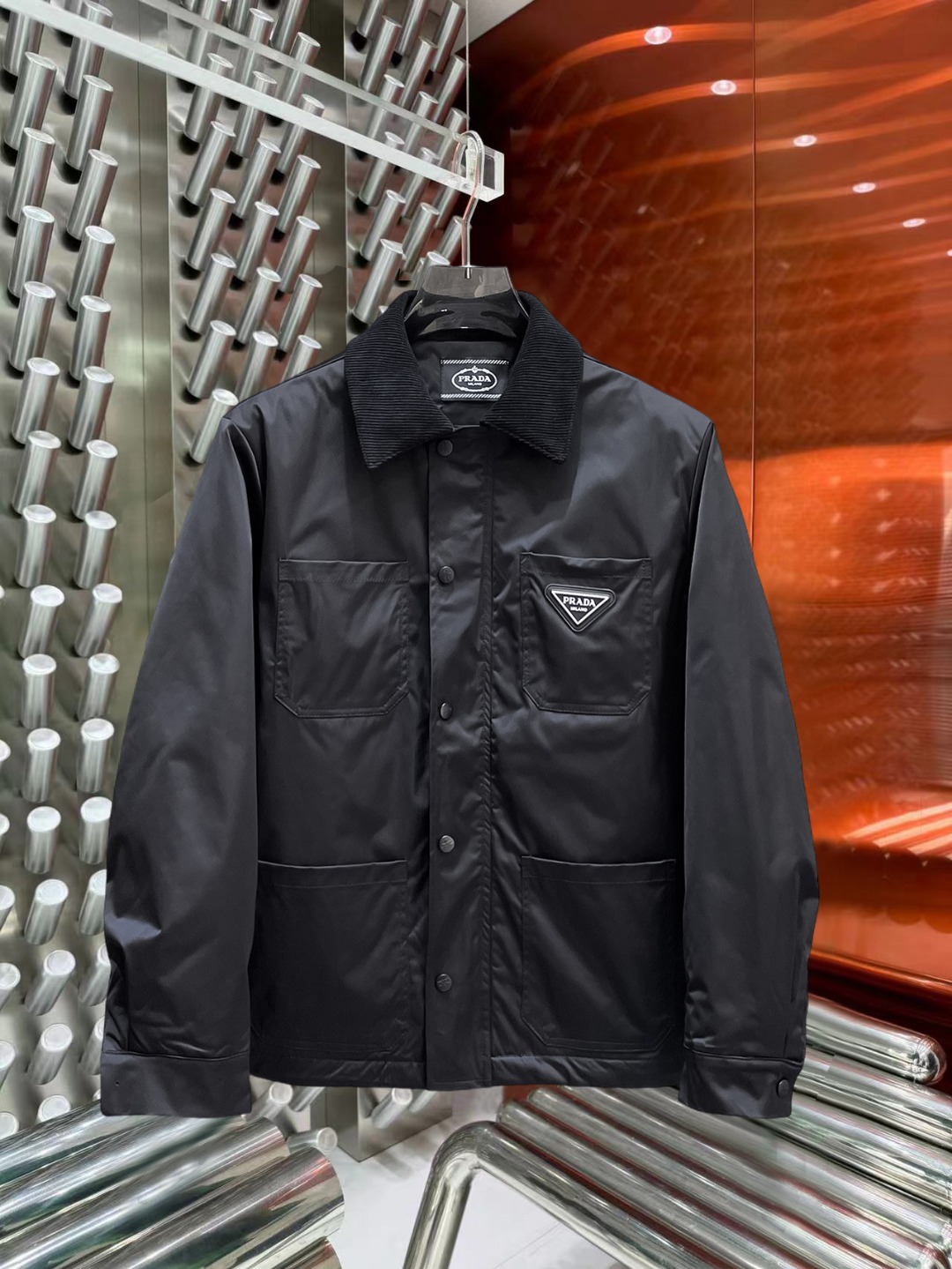 NO:597042,Prada's new 2025ss winter down jacket with all three standards is in perfect condition. It's comfortable and warm, and the color is full and attractive. The design is very outstanding, and it can easily enhance the sense of fashion. The workmanship is extremely sophisticated and rigorous, and the wiring is neat and meticulous!  A masterpiece from a famous designer!  The upper body does not look bloated and is super handsome!  Available sizes M ~ XXXL,,prada,jackets & coats,down jacket,alexander wang19860909普拉达 三标齐全 2025ss冬季新款羽绒棉服外套,秀场新品品相非常完美,舒适保暖,色泽饱满诱人,非常出彩的设计,轻松将时髦感进阶,做工极为考究严谨,走线工整细致！大牌设计师巨作！上身不显臃肿、超级帅气！现货码数M ～ XXXL,,prada,jackets & coats,down jacket,alexander wang,Men's clothing