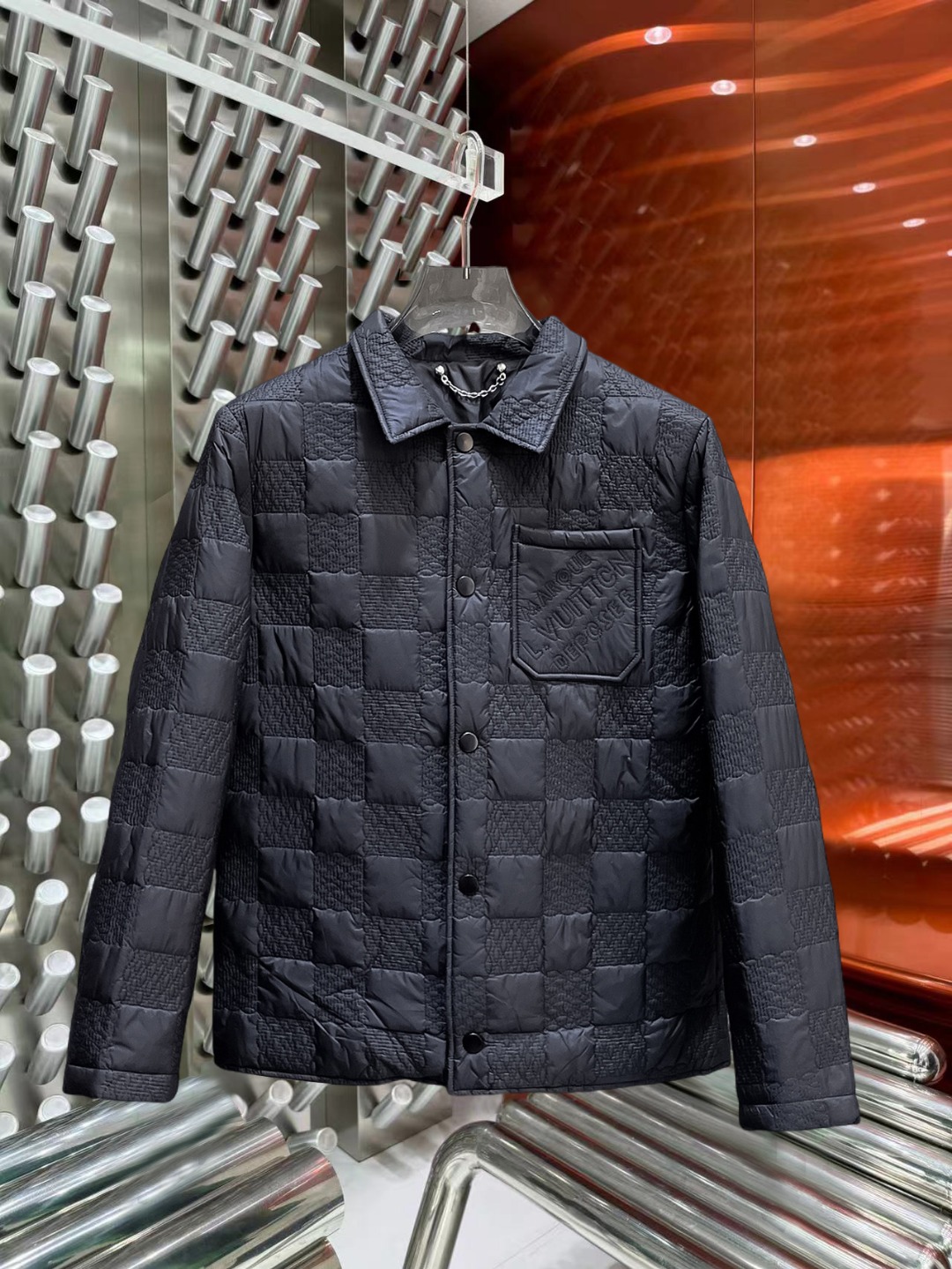 NO:597039,LV three-standard complete 2025ss winter new down jacket, the new product on the show is in perfect condition, comfortable and warm, the color is full and attractive, the design is very outstanding, it can easily enhance the fashion sense, the workmanship is extremely sophisticated and rigorous, and the wiring is neat and meticulous!  A masterpiece from a famous designer!  The upper body does not look bloated and is super handsome!  Available sizes M ~ XXXL,,louis vuitton,jackets & coats,down jacket,alexander wang19860909Lv 三标齐全 2025ss冬季新款羽绒棉服外套,秀场新品品相非常完美,舒适保暖,色泽饱满诱人,非常出彩的设计,轻松将时髦感进阶,做工极为考究严谨,走线工整细致！大牌设计师巨作！上身不显臃肿、超级帅气！现货码数M ～ XXXL,,louis vuitton,jackets & coats,down jacket,alexander wang,Men's clothing