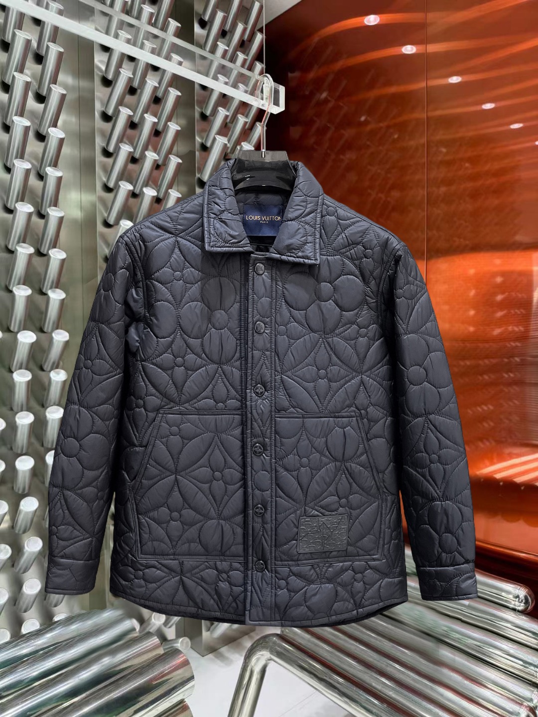 NO:691840,Support replacement after the year!  LV three-standard complete 2025ss winter new down jacket, the new product on the show is in perfect condition, comfortable and warm, the color is full and attractive, the design is very outstanding, it can easily enhance the fashion sense, the workmanship is extremely sophisticated and rigorous, and the wiring is neat and meticulous!  A masterpiece from a famous designer!  The upper body does not look bloated and is super handsome!  Available sizes M ~ XXXL,,louis vuitton,jackets & coats,down jacket,19860909支持年后退换！ Lv 三标齐全 2025ss冬季新款羽绒棉服外套,秀场新品品相非常完美,舒适保暖,色泽饱满诱人,非常出彩的设计,轻松将时髦感进阶,做工极为考究严谨,走线工整细致！大牌设计师巨作！上身不显臃肿、超级帅气！现货码数M ～ XXXL,,louis vuitton,jackets & coats,down jacket,,Men's clothing