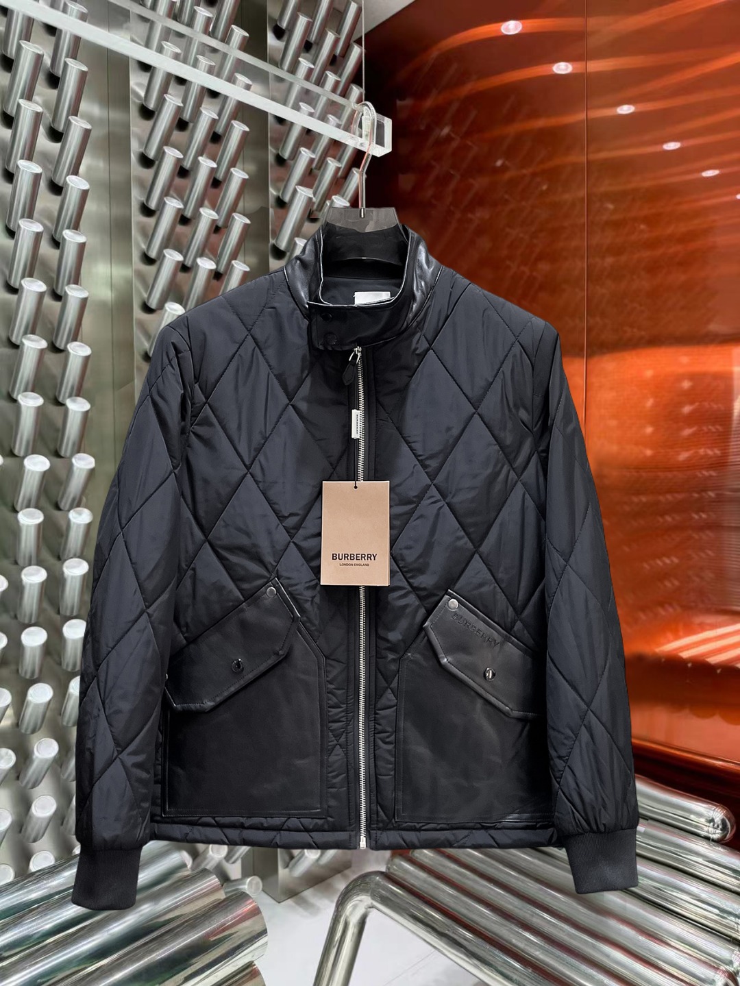 NO:597036,Burberry's new 2025ss winter down jacket with all three standards, the new product on the show is in perfect condition, comfortable and warm, the color is full and attractive, the design is very outstanding, it can easily enhance the fashion sense, the workmanship is extremely sophisticated and rigorous, and the wiring is neat and meticulous!  A masterpiece from a famous designer!  The upper body does not look bloated and is super handsome!  Available sizes M ~ XXXL,,burberry,jackets & coats,down jacket,alexander wang19860909巴宝莉 三标齐全 2025ss冬季新款羽绒棉服外套,秀场新品品相非常完美,舒适保暖,色泽饱满诱人,非常出彩的设计,轻松将时髦感进阶,做工极为考究严谨,走线工整细致！大牌设计师巨作！上身不显臃肿、超级帅气！现货码数M ～ XXXL,,burberry,jackets & coats,down jacket,alexander wang,Men's clothing