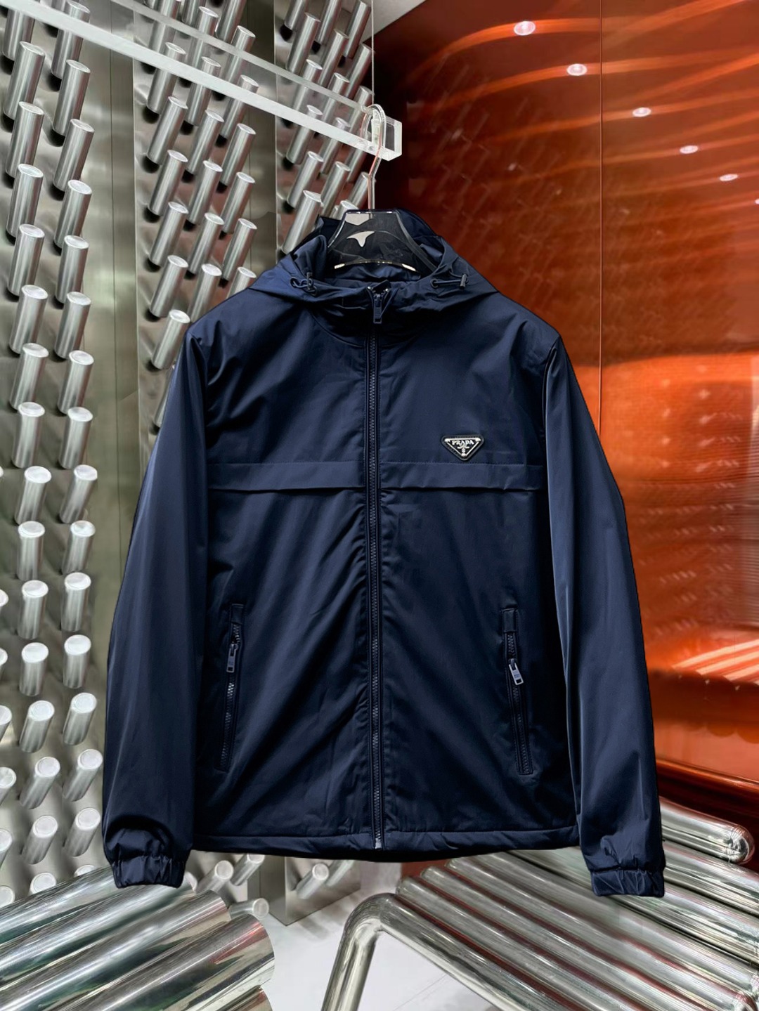 NO:597033,Prada's new 2025ss winter down jacket with all three standards is in perfect condition. It's comfortable and warm, and the color is full and attractive. The design is very outstanding, and it can easily enhance the sense of fashion. The workmanship is extremely sophisticated and rigorous, and the wiring is neat and meticulous!  A masterpiece from a famous designer!  The upper body does not look bloated and is super handsome!  Available sizes M ~ XXXL,,prada,jackets & coats,down jacket,alexander wang19860909普拉达 三标齐全 2025ss冬季新款羽绒棉服外套,秀场新品品相非常完美,舒适保暖,色泽饱满诱人,非常出彩的设计,轻松将时髦感进阶,做工极为考究严谨,走线工整细致！大牌设计师巨作！上身不显臃肿、超级帅气！现货码数M ～ XXXL,,prada,jackets & coats,down jacket,alexander wang,Men's clothing