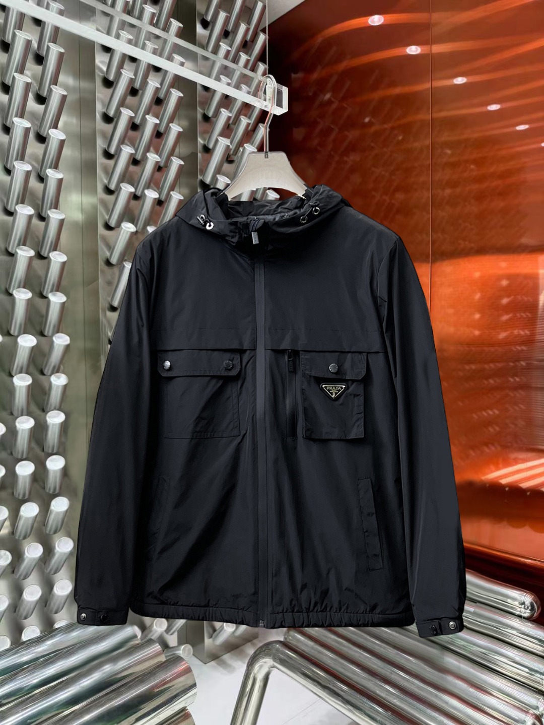 NO:691836,Support replacement after the year!  Prada's new 2025ss winter down jacket with all three standards is in perfect condition. It's comfortable and warm, and the color is full and attractive. The design is very outstanding, and it can easily enhance the sense of fashion. The workmanship is extremely sophisticated and rigorous, and the wiring is neat and meticulous!  A masterpiece from a famous designer!  The upper body does not look bloated and is super handsome!  Available sizes M ~ XXXL,,prada,jackets & coats,down jacket,19860909支持年后退换！ 普拉达 三标齐全 2025ss冬季新款羽绒棉服外套,秀场新品品相非常完美,舒适保暖,色泽饱满诱人,非常出彩的设计,轻松将时髦感进阶,做工极为考究严谨,走线工整细致！大牌设计师巨作！上身不显臃肿、超级帅气！现货码数M ～ XXXL,,prada,jackets & coats,down jacket,,Men's clothing