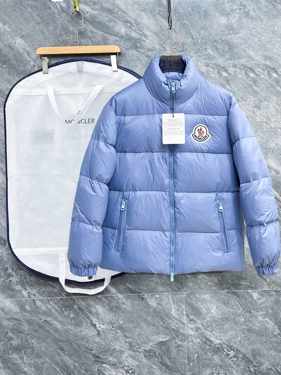 NO:598168,Mengkou's new 2025 autumn and winter down jacket. This is known as the most expensive down jacket in the world, all 90 down. With a classic logo combination, it is full of visual impact at first sight. It has better thermal insulation performance, is light and not heavy, and has good loft recovery after compression, and it can gather heat and lock in temperature!  Personalized color matching design, fresh and energetic!  There are too many versions circulating in the market. In addition to the different fabrics and workmanship, the biggest difference is that the filling is not goose down at all but feather silk or velvet, etc., and it is not easy to distinguish for those who don’t understand. In addition, the fabrics and workmanship are definitely not of the same level. In short, look for us and you will never go astray. All the exclusive full colors are purchased from genuine development. If you understand the quality of our down jackets, you can safely recommend it with your eyes closed. The three standards are complete!  Uniform series for men and women!  Size M-3XL. Can be worn up to 200 pounds, Moncler, down jacket, alexander wang19860909蒙口 2025秋冬新款羽绒服.这款号称羽绒服届最贵的,全部90绒的.带着经典的Logo组合搭配,第一眼看到就是满满的视觉冲击,保暖性能更出色,轻便不厚重,且压缩后的蓬松度恢复性好,聚热锁温！个性的拼色设计,清新有活力！市面流通的版本实在太多了,除了面料做工不同外,最大的区别就是填充物根本不是鹅绒而是羽丝或手感绒等等,而不懂的根本不容易区分.另外面料和做工也绝对不是一个级别,总之认准我们,让你绝对不跑偏,独家全色全部购入正版开发,懂我们家羽绒服质量的,完全可以放心闭眼推.三标齐全！男女同款系列！码数M-3XL.最大穿到200斤,,Moncler,down jacket,alexander wang,Men's clothing