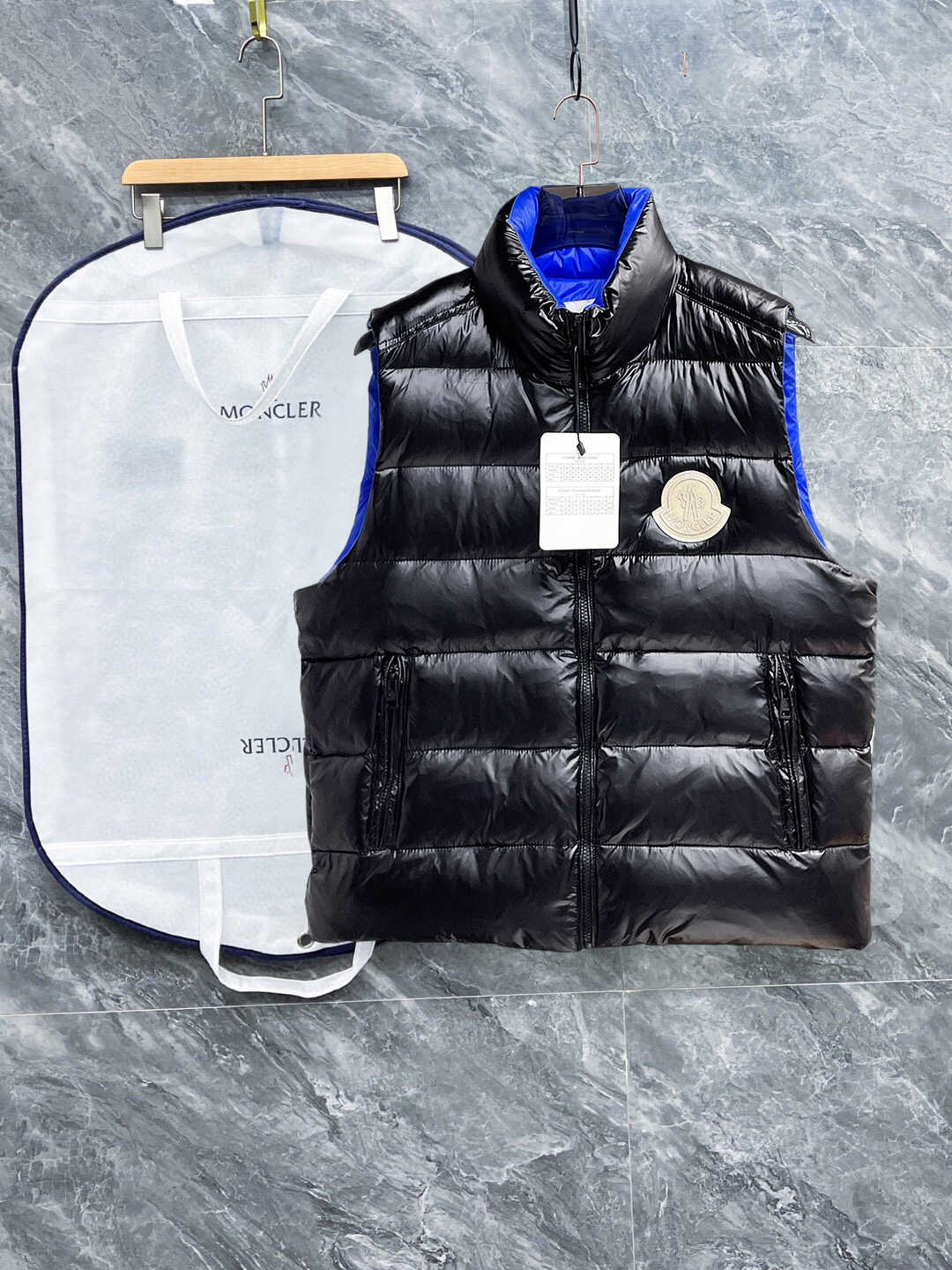 NO:598150,Mengkou's 2025 autumn and winter new down vest, all 90 down. With the classic logo combination, it is full of visual impact at first sight. It has better thermal insulation performance, is light and not heavy, and has good fluff recovery after compression, and it can gather heat and lock in temperature!  Personalized color matching design, fresh and energetic!  There are too many versions circulating in the market. In addition to the different fabrics and workmanship, the biggest difference is that the filling is not goose down at all but feather silk or velvet, etc., and it is not easy to distinguish for those who don’t understand. In addition, the fabrics and workmanship are definitely not of the same level. In short, look for us and you will never go astray. All the exclusive full colors are purchased from genuine development. If you understand the quality of our down jackets, you can safely recommend it with your eyes closed. The three standards are complete!  Uniform series for men and women!  Size M-3XL. Can be worn up to 200 pounds, Moncler, down jacket, alexander wang19860909蒙口 2025秋冬新款羽绒马甲,全部90绒的.带着经典的Logo组合搭配,第一眼看到就是满满的视觉冲击,保暖性能更出色,轻便不厚重,且压缩后的蓬松度恢复性好,聚热锁温！个性的拼色设计,清新有活力！市面流通的版本实在太多了,除了面料做工不同外,最大的区别就是填充物根本不是鹅绒而是羽丝或手感绒等等,而不懂的根本不容易区分.另外面料和做工也绝对不是一个级别,总之认准我们,让你绝对不跑偏,独家全色全部购入正版开发,懂我们家羽绒服质量的,完全可以放心闭眼推.三标齐全！男女同款系列！码数M-3XL.最大穿到200斤,,Moncler,down jacket,alexander wang,Men's clothing