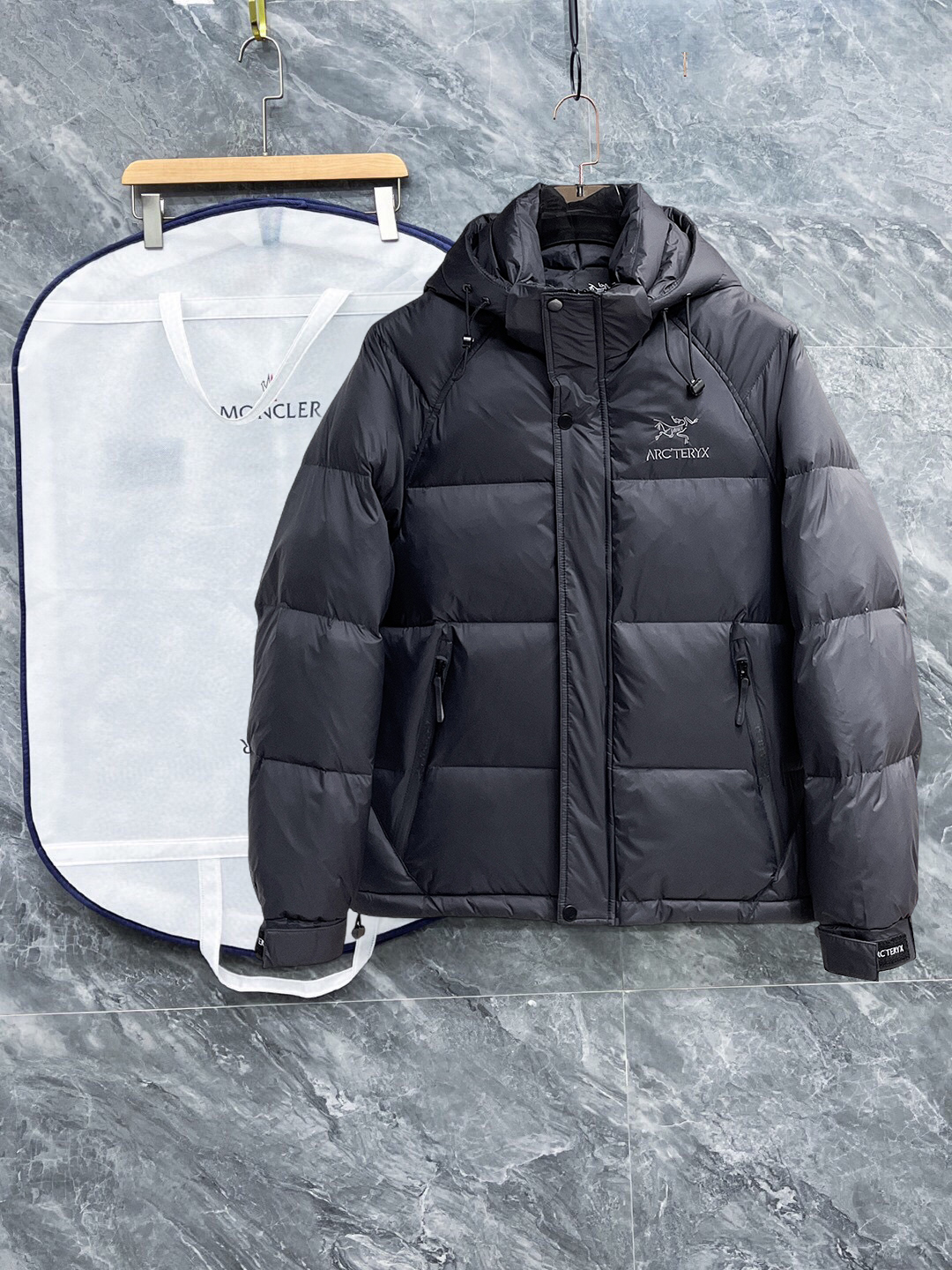 NO:598165,Arc'teryx's new 2025 autumn and winter down jacket. This is known as the most expensive down jacket in the world, all 90 down. With a classic logo combination, it is full of visual impact at first sight. It has better thermal insulation performance, is light and not heavy, and has good loft recovery after compression, and it can gather heat and lock in temperature!  Personalized color matching design, fresh and energetic!  There are too many versions circulating in the market. In addition to the different fabrics and workmanship, the biggest difference is that the filling is not goose down at all but feather silk or velvet, etc., and it is not easy to distinguish for those who don’t understand. In addition, the fabrics and workmanship are definitely not of the same level. In short, look for us and you will never go astray. All the exclusive full colors are purchased from genuine development. If you understand the quality of our down jackets, you can safely recommend it with your eyes closed. The three standards are complete!  Uniform series for men and women!  Size M-3XL. Can be worn up to 200 pounds, arc'teryx, down jacket, alexander wang19860909始祖鸟 2025秋冬新款羽绒服.这款号称羽绒服届最贵的,全部90绒的.带着经典的Logo组合搭配,第一眼看到就是满满的视觉冲击,保暖性能更出色,轻便不厚重,且压缩后的蓬松度恢复性好,聚热锁温！个性的拼色设计,清新有活力！市面流通的版本实在太多了,除了面料做工不同外,最大的区别就是填充物根本不是鹅绒而是羽丝或手感绒等等,而不懂的根本不容易区分.另外面料和做工也绝对不是一个级别,总之认准我们,让你绝对不跑偏,独家全色全部购入正版开发,懂我们家羽绒服质量的,完全可以放心闭眼推.三标齐全！男女同款系列！码数M-3XL.最大穿到200斤,arc'teryx,down jacket,alexander wang,Men's clothing