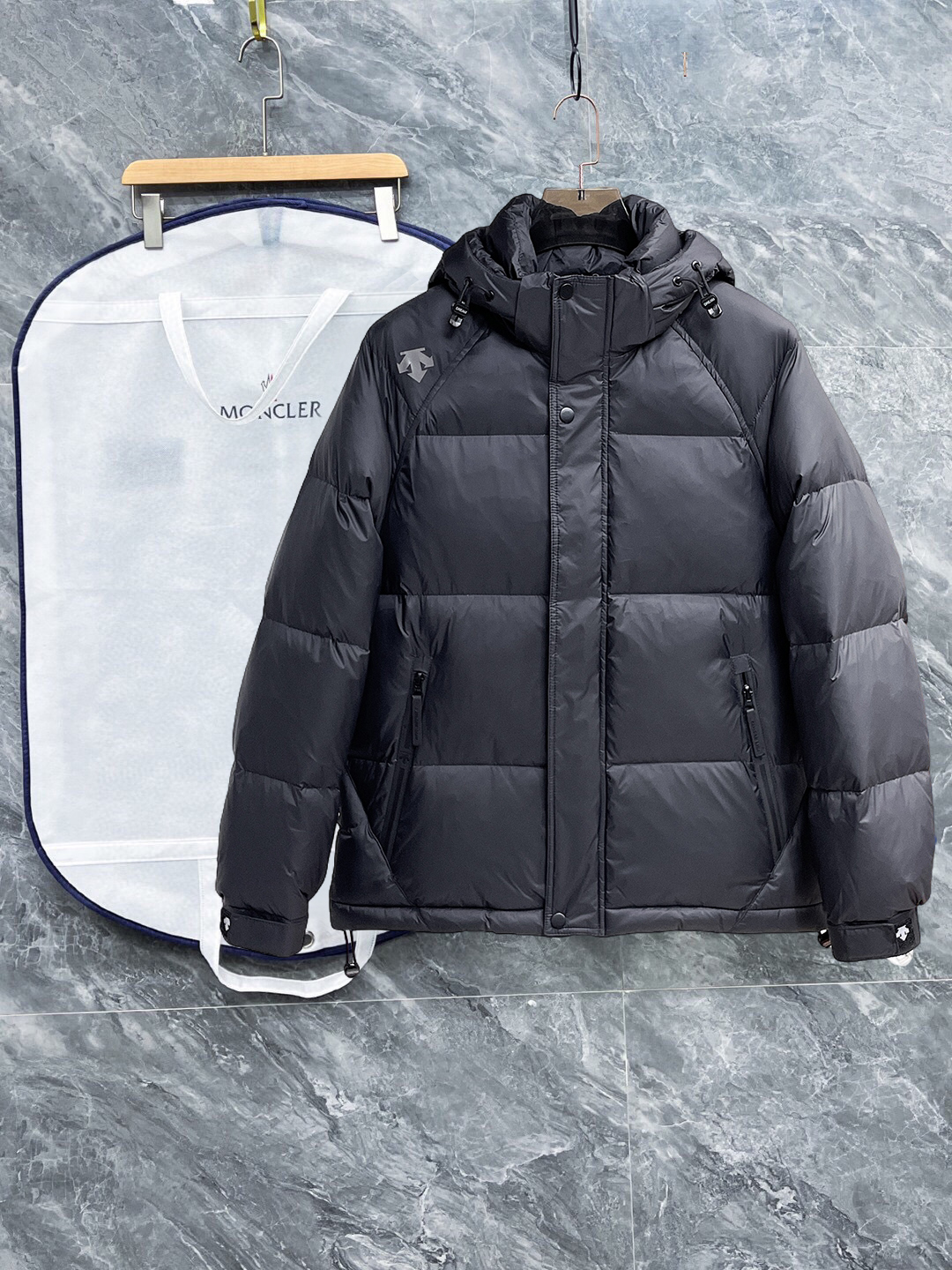 NO:598162,Descente's new 2025 autumn and winter down jacket. This is known as the most expensive down jacket in the world, all 90 down. With a classic logo combination, it is full of visual impact at first sight. It has better thermal insulation performance, is light and not heavy, and has good loft recovery after compression, and it can gather heat and lock in temperature!  Personalized color matching design, fresh and energetic!  There are too many versions circulating in the market. In addition to the different fabrics and workmanship, the biggest difference is that the filling is not goose down at all but feather silk or velvet, etc., and it is not easy to distinguish for those who don’t understand. In addition, the fabrics and workmanship are definitely not of the same level. In short, look for us and you will never go astray. All the exclusive full colors are purchased from genuine development. If you understand the quality of our down jackets, you can safely recommend it with your eyes closed. The three standards are complete!  Uniform series for men and women!  Size M-3XL. Can be worn up to 200 pounds,,down jacket,alexander wang19860909迪桑特2025秋冬新款羽绒服.这款号称羽绒服届最贵的,全部90绒的.带着经典的Logo组合搭配,第一眼看到就是满满的视觉冲击,保暖性能更出色,轻便不厚重,且压缩后的蓬松度恢复性好,聚热锁温！个性的拼色设计,清新有活力！市面流通的版本实在太多了,除了面料做工不同外,最大的区别就是填充物根本不是鹅绒而是羽丝或手感绒等等,而不懂的根本不容易区分.另外面料和做工也绝对不是一个级别,总之认准我们,让你绝对不跑偏,独家全色全部购入正版开发,懂我们家羽绒服质量的,完全可以放心闭眼推.三标齐全！男女同款系列！码数M-3XL.最大穿到200斤,,down jacket,alexander wang,Men's clothing