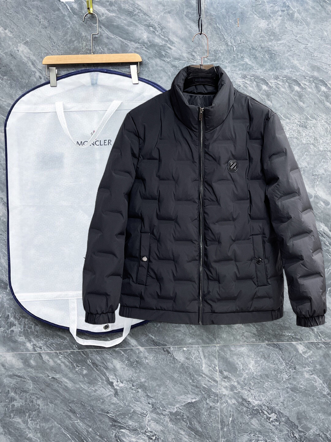 NO:598159,Ermenegildo Zegna's new 2025 autumn and winter down jacket. This is known as the most expensive down jacket in the world, with 90 down in total. With a classic logo combination, it is full of visual impact at first sight. It has better thermal insulation performance, is light and not heavy, and has good loft recovery after compression, and it can gather heat and lock in temperature!  Personalized color matching design, fresh and energetic!  There are too many versions circulating in the market. In addition to the different fabrics and workmanship, the biggest difference is that the filling is not goose down at all but feather silk or velvet, etc., and it is not easy to distinguish for those who don’t understand. In addition, the fabrics and workmanship are definitely not of the same level. In short, look for us and you will never go astray. All the exclusive full colors are purchased from genuine development. If you understand the quality of our down jackets, you can safely recommend it with your eyes closed. The three standards are complete!  Uniform series for men and women!  Size M-3XL. Can be worn up to 200 pounds,,zegna,down jacket,alexander wang19860909杰尼亚 2025秋冬新款羽绒服.这款号称羽绒服届最贵的,全部90绒的.带着经典的Logo组合搭配,第一眼看到就是满满的视觉冲击,保暖性能更出色,轻便不厚重,且压缩后的蓬松度恢复性好,聚热锁温！个性的拼色设计,清新有活力！市面流通的版本实在太多了,除了面料做工不同外,最大的区别就是填充物根本不是鹅绒而是羽丝或手感绒等等,而不懂的根本不容易区分.另外面料和做工也绝对不是一个级别,总之认准我们,让你绝对不跑偏,独家全色全部购入正版开发,懂我们家羽绒服质量的,完全可以放心闭眼推.三标齐全！男女同款系列！码数M-3XL.最大穿到200斤,,zegna,down jacket,alexander wang,Men's clothing