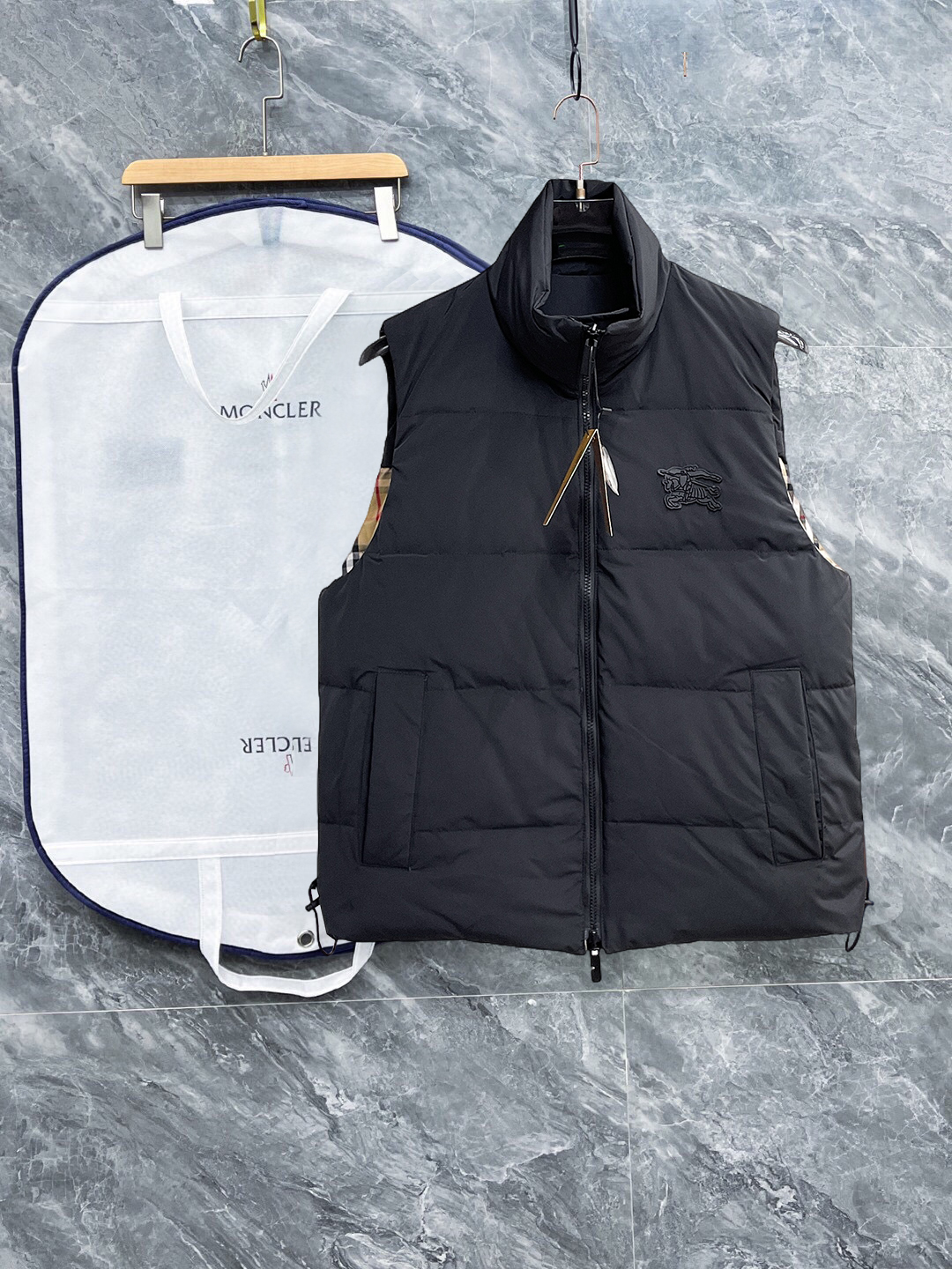 NO:598153,Burberry's new 2025 autumn and winter down vests, all 90 down. With the classic logo combination, it is full of visual impact at first sight. It has better thermal insulation performance, is light and not heavy, and has good fluff recovery after compression, and it can gather heat and lock in temperature!  Personalized color matching design, fresh and energetic!  There are too many versions circulating in the market. In addition to the different fabrics and workmanship, the biggest difference is that the filling is not goose down at all but feather silk or velvet, etc., and it is not easy to distinguish for those who don’t understand. In addition, the fabrics and workmanship are definitely not of the same level. In short, look for us and you will never go astray. All the exclusive full colors are purchased from genuine development. If you understand the quality of our down jackets, you can safely recommend it with your eyes closed. The three standards are complete!  Uniform series for men and women!  Size M-3XL. Can be worn up to 200 pounds, burberry, down jacket, alexander wang19860909巴宝莉 2025秋冬新款羽绒马甲,全部90绒的.带着经典的Logo组合搭配,第一眼看到就是满满的视觉冲击,保暖性能更出色,轻便不厚重,且压缩后的蓬松度恢复性好,聚热锁温！个性的拼色设计,清新有活力！市面流通的版本实在太多了,除了面料做工不同外,最大的区别就是填充物根本不是鹅绒而是羽丝或手感绒等等,而不懂的根本不容易区分.另外面料和做工也绝对不是一个级别,总之认准我们,让你绝对不跑偏,独家全色全部购入正版开发,懂我们家羽绒服质量的,完全可以放心闭眼推.三标齐全！男女同款系列！码数M-3XL.最大穿到200斤,,burberry,down jacket,alexander wang,Men's clothing