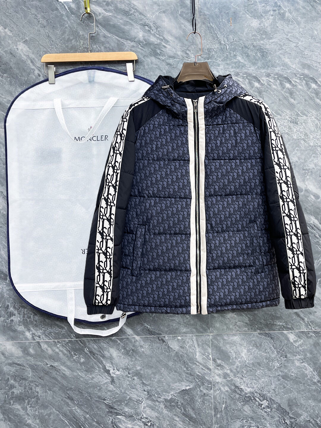 NO:598156,Dior's 2025ss new winter down jacket with complete three standards, the new product on the show is in perfect condition, comfortable and warm, the color is full and attractive, the design is very brilliant, it can easily enhance the fashion sense, the workmanship is extremely sophisticated and rigorous, and the wiring is neat and meticulous!  A masterpiece from a famous designer!  The upper body does not look bloated and is super handsome!  Available sizes M ~ XXXL,,dior,jackets & coats,down jacket,alexander wang19860909迪奥 三标齐全 2025ss冬季新款羽绒棉服外套,秀场新品品相非常完美,舒适保暖,色泽饱满诱人,非常出彩的设计,轻松将时髦感进阶,做工极为考究严谨,走线工整细致！大牌设计师巨作！上身不显臃肿、超级帅气！现货码数M ～ XXXL,,dior,jackets & coats,down jacket,alexander wang,Men's clothing