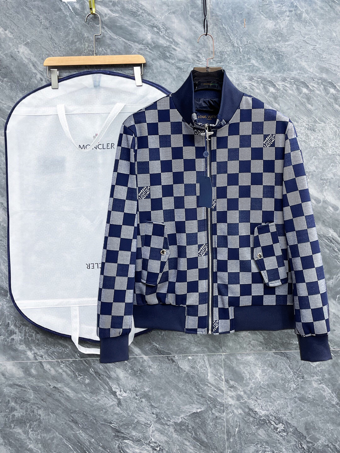 NO:598135,LV 2025 new autumn jacket, the new product on the show is in perfect condition, comfortable and warm, complete with three labels, full and attractive colors, very outstanding design, easily upgrades the fashion sense, extremely sophisticated and rigorous workmanship, neat and meticulous wiring!  A masterpiece from a famous designer!  The upper body does not look bloated and is super handsome!  Available sizes M ~ XXXL,,louis vuitton,jackets & coats,jackets & coats,alexander wang19860909LV 2025秋季新款夹克外套,秀场新品品相非常完美,舒适保暖,三标齐全色泽饱满诱人,非常出彩的设计,轻松将时髦感进阶,做工极为考究严谨,走线工整细致！大牌设计师巨作！上身不显臃肿、超级帅气！现货码数M ～ XXXL,,louis vuitton,jackets & coats,jackets & coats,alexander wang,Men's clothing