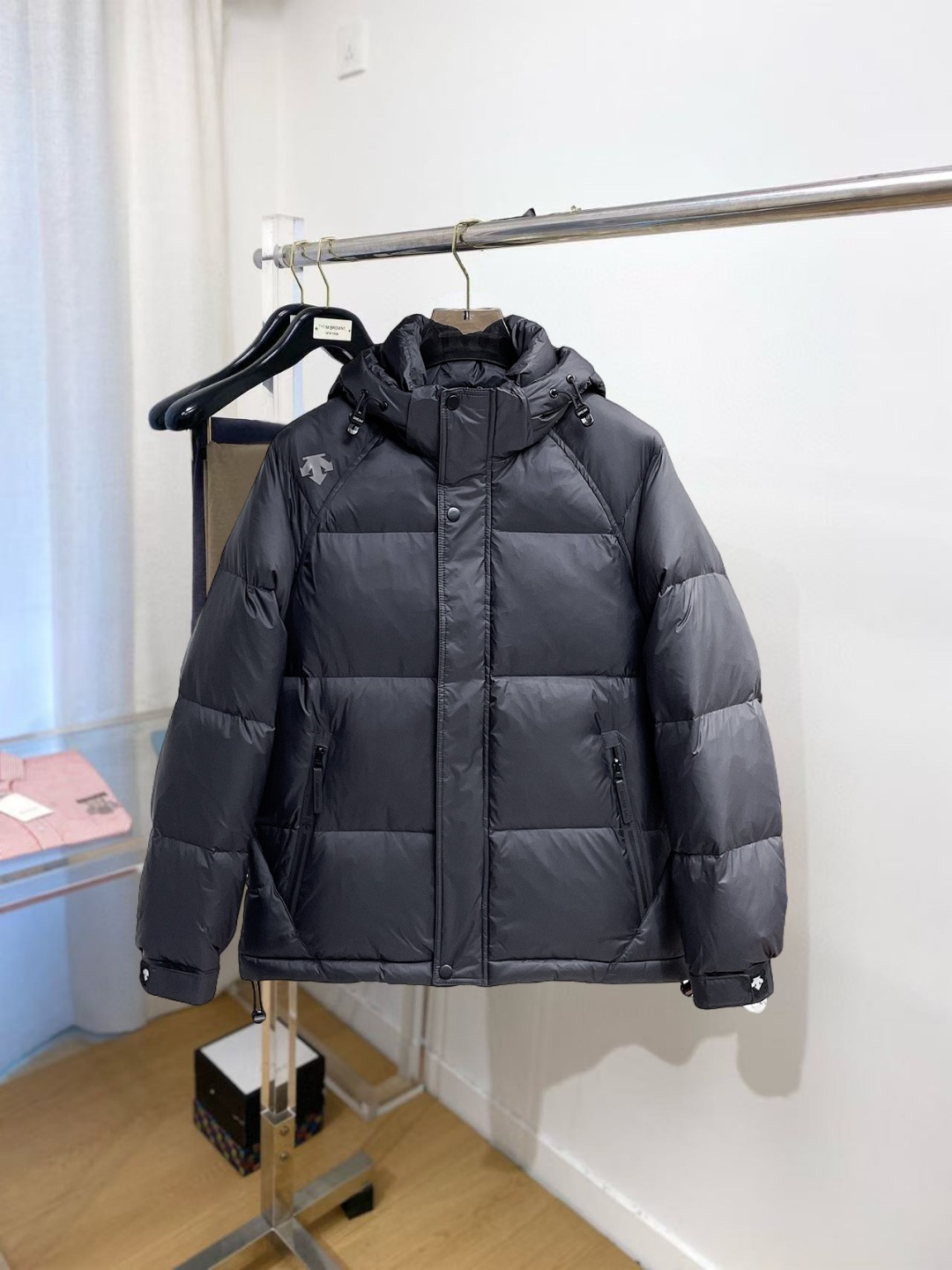 NO:599143,Descente's new 2025 autumn and winter down jacket. This is known as the most expensive down jacket in the world, all 90 down. With a classic logo combination, it is full of visual impact at first sight. It has better thermal insulation performance, is light and not heavy, and has good loft recovery after compression, and it can gather heat and lock in temperature!  Personalized color matching design, fresh and energetic!  There are too many versions circulating in the market. In addition to the different fabrics and workmanship, the biggest difference is that the filling is not goose down at all but feather silk or velvet, etc., and it is not easy to distinguish for those who don’t understand. In addition, the fabrics and workmanship are definitely not of the same level. In short, look for us and you will never go astray. All the exclusive full colors are purchased from genuine development. If you understand the quality of our down jackets, you can safely recommend it with your eyes closed. The three standards are complete!  Uniform series for men and women!  Size M-3XL. Can be worn up to 200 pounds,,down jacket,alexander wang19860909迪桑特 2025秋冬新款羽绒服.这款号称羽绒服届最贵的,全部90绒的.带着经典的Logo组合搭配,第一眼看到就是满满的视觉冲击,保暖性能更出色,轻便不厚重,且压缩后的蓬松度恢复性好,聚热锁温！个性的拼色设计,清新有活力！市面流通的版本实在太多了,除了面料做工不同外,最大的区别就是填充物根本不是鹅绒而是羽丝或手感绒等等,而不懂的根本不容易区分.另外面料和做工也绝对不是一个级别,总之认准我们,让你绝对不跑偏,独家全色全部购入正版开发,懂我们家羽绒服质量的,完全可以放心闭眼推.三标齐全！男女同款系列！码数M-3XL.最大穿到200斤,,down jacket,alexander wang,Men's clothing