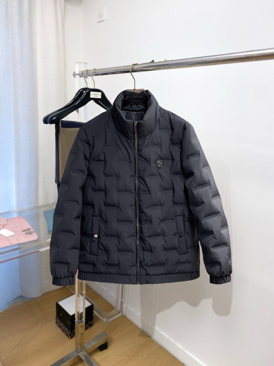 NO:599141,Ermenegildo Zegna's new 2025 autumn and winter down jacket. This is known as the most expensive down jacket in the world, with 90 down in total. With a classic logo combination, it is full of visual impact at first sight. It has better thermal insulation performance, is light and not heavy, and has good loft recovery after compression, and it can gather heat and lock in temperature!  Personalized color matching design, fresh and energetic!  There are too many versions circulating in the market. In addition to the different fabrics and workmanship, the biggest difference is that the filling is not goose down at all but feather silk or velvet, etc., and it is not easy to distinguish for those who don’t understand. In addition, the fabrics and workmanship are definitely not of the same level. In short, look for us and you will never go astray. All the exclusive full colors are purchased from genuine development. If you understand the quality of our down jackets, you can safely recommend it with your eyes closed. The three standards are complete!  Uniform series for men and women! 码数M-3XL.最大穿到200斤,,zegna,down jacket,alexander wang19860909杰尼亚 2025秋冬新款羽绒服.这款号称羽绒服届最贵的,全部90绒的.带着经典的Logo组合搭配,第一眼看到就是满满的视觉冲击,保暖性能更出色,轻便不厚重,且压缩后的蓬松度恢复性好,聚热锁温！个性的拼色设计,清新有活力！市面流通的版本实在太多了,除了面料做工不同外,最大的区别就是填充物根本不是鹅绒而是羽丝或手感绒等等,而不懂的根本不容易区分.另外面料和做工也绝对不是一个级别,总之认准我们,让你绝对不跑偏,独家全色全部购入正版开发,懂我们家羽绒服质量的,完全可以放心闭眼推.三标齐全！男女同款系列！码数M-3XL.最大穿到200斤,,zegna,down jacket,alexander wang,Men's clothing