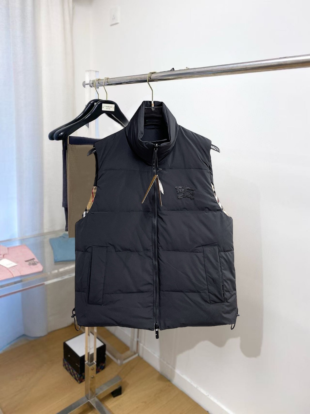 NO:599139,Burberry's new 2025 autumn and winter down vests, all 90 down. With the classic logo combination, it is full of visual impact at first sight. It has better thermal insulation performance, is light and not heavy, and has good fluff recovery after compression, and it can gather heat and lock in temperature!  Personalized color matching design, fresh and energetic!  There are too many versions circulating in the market. In addition to the different fabrics and workmanship, the biggest difference is that the filling is not goose down at all but feather silk or velvet, etc., and it is not easy to distinguish for those who don’t understand. In addition, the fabrics and workmanship are definitely not of the same level. In short, look for us and you will never go astray. All the exclusive full colors are purchased from genuine development. If you understand the quality of our down jackets, you can safely recommend it with your eyes closed. The three standards are complete!  Uniform series for men and women!  Size M-3XL. Can be worn up to 200 pounds, burberry, down jacket, alexander wang19860909巴宝莉 2025秋冬新款羽绒马甲,全部90绒的.带着经典的Logo组合搭配,第一眼看到就是满满的视觉冲击,保暖性能更出色,轻便不厚重,且压缩后的蓬松度恢复性好,聚热锁温！个性的拼色设计,清新有活力！市面流通的版本实在太多了,除了面料做工不同外,最大的区别就是填充物根本不是鹅绒而是羽丝或手感绒等等,而不懂的根本不容易区分.另外面料和做工也绝对不是一个级别,总之认准我们,让你绝对不跑偏,独家全色全部购入正版开发,懂我们家羽绒服质量的,完全可以放心闭眼推.三标齐全！男女同款系列！码数M-3XL.最大穿到200斤,,burberry,down jacket,alexander wang,Men's clothing