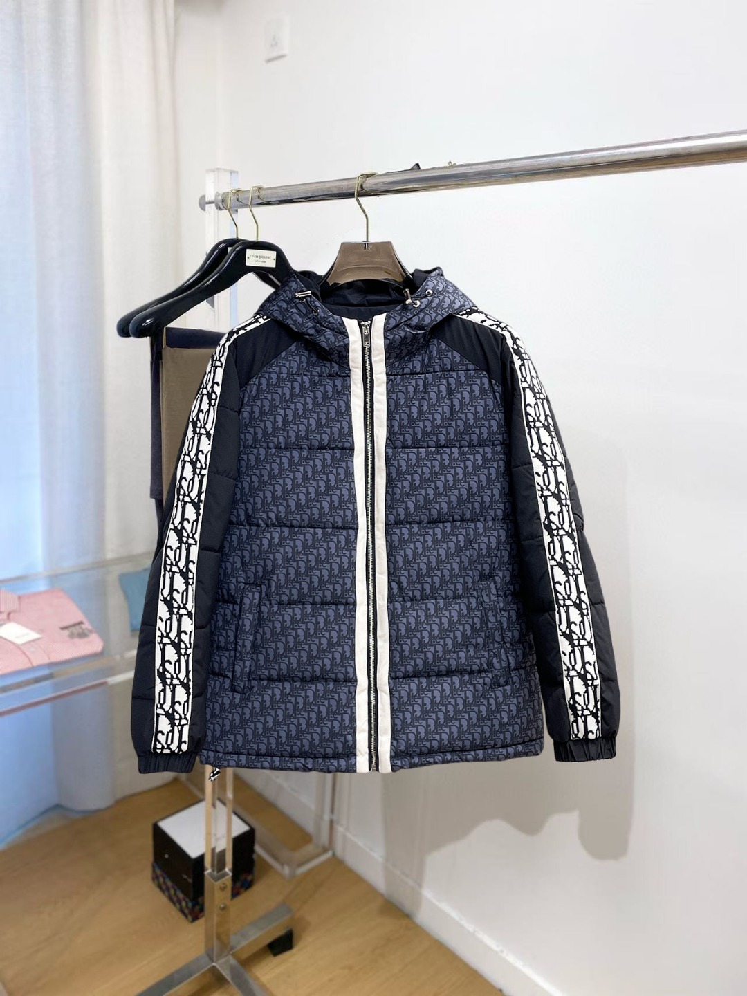 NO:599135,Dior's 2025ss new winter down jacket with complete three standards, the new product on the show is in perfect condition, comfortable and warm, the color is full and attractive, the design is very brilliant, it can easily enhance the fashion sense, the workmanship is extremely sophisticated and rigorous, and the wiring is neat and meticulous!  A masterpiece from a famous designer!  The upper body does not look bloated and is super handsome!  Available sizes M ~ XXXL,,dior,jackets & coats,down jacket,alexander wang19860909迪奥 三标齐全 2025ss冬季新款羽绒棉服外套,秀场新品品相非常完美,舒适保暖,色泽饱满诱人,非常出彩的设计,轻松将时髦感进阶,做工极为考究严谨,走线工整细致！大牌设计师巨作！上身不显臃肿、超级帅气！现货码数M ～ XXXL,,dior,jackets & coats,down jacket,alexander wang,Men's clothing