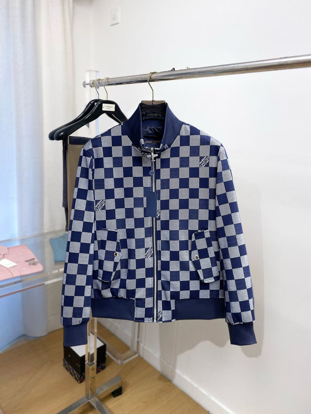 NO:599105,LV 2025 autumn new men's jacket, original three-standard complete high-end version!  Custom-made fabrics at the counter are highly breathable and comfortable, with impeccable details, brand element design concepts, and professional purchase-level reflection of high quality. It feels delicate and soft!  It presents a casual cut and the upper body shape is awesome!  Size M～XXXL,,louis vuitton,jackets & coats,jackets & coats,alexander wang19860909Lv 2025秋季新款男士夹克外套,原单三标齐全高端版本！专柜定制面料 透气舒适度高,细节无可挑剔,品牌元素设计理念,专业代购级体现高品质.手感细腻柔软！呈现休闲裁剪,上身版型超赞！码数M～XXXL,,louis vuitton,jackets & coats,jackets & coats,alexander wang,Men's clothing