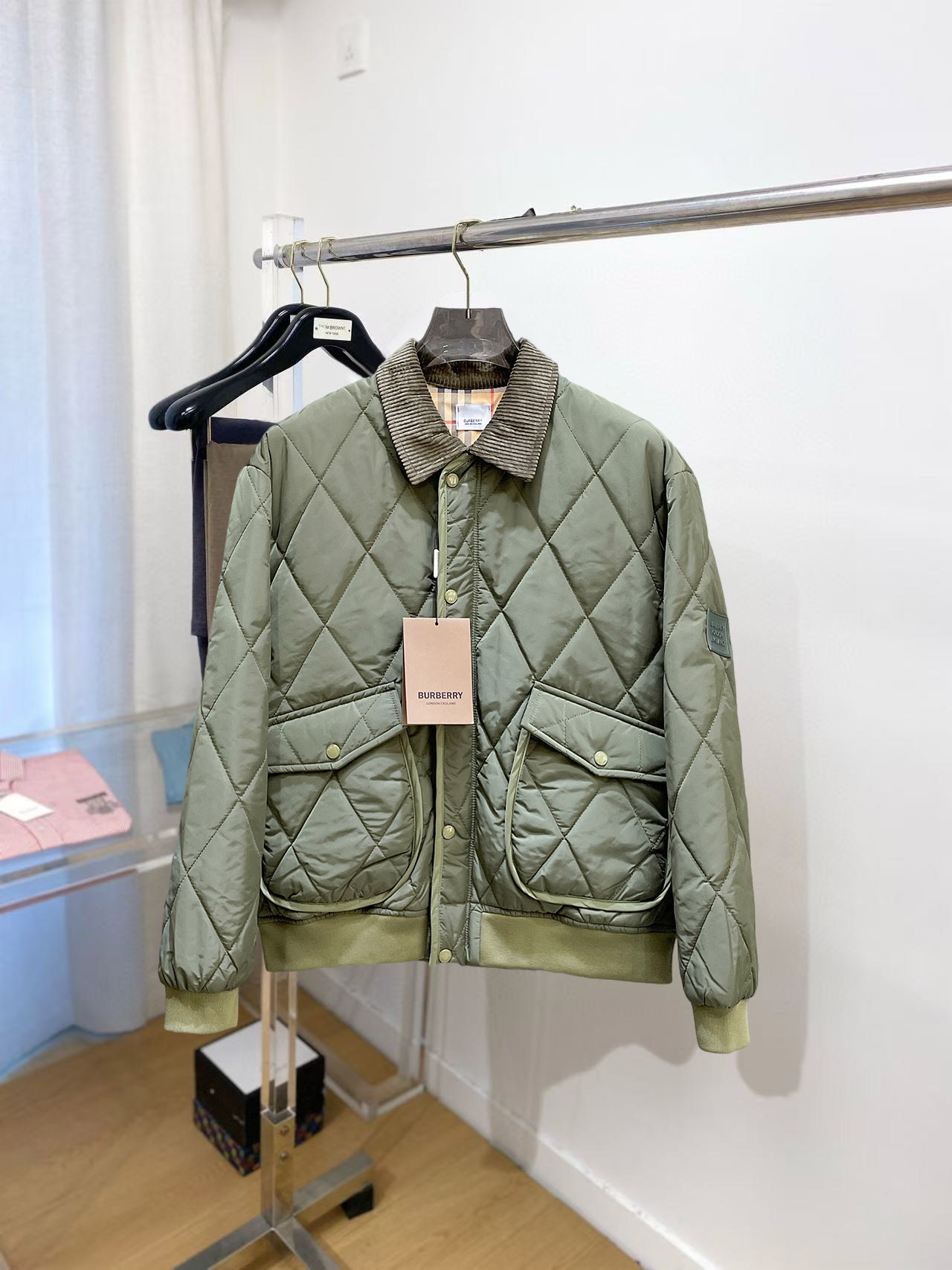 NO:599114,Burberry's new 2025ss winter down jacket with all three standards, the new product on the show is in perfect condition, comfortable and warm, the color is full and attractive, the design is very outstanding, it can easily enhance the fashion sense, the workmanship is extremely sophisticated and rigorous, and the wiring is neat and meticulous!  A masterpiece from a famous designer!  The upper body does not look bloated and is super handsome!  Available sizes M ~ XXXL,,burberry,jackets & coats,down jacket,alexander wang19860909巴宝莉 三标齐全 2025ss冬季新款羽绒棉服外套,秀场新品品相非常完美,舒适保暖,色泽饱满诱人,非常出彩的设计,轻松将时髦感进阶,做工极为考究严谨,走线工整细致！大牌设计师巨作！上身不显臃肿、超级帅气！现货码数M ～ XXXL,,burberry,jackets & coats,down jacket,alexander wang,Men's clothing