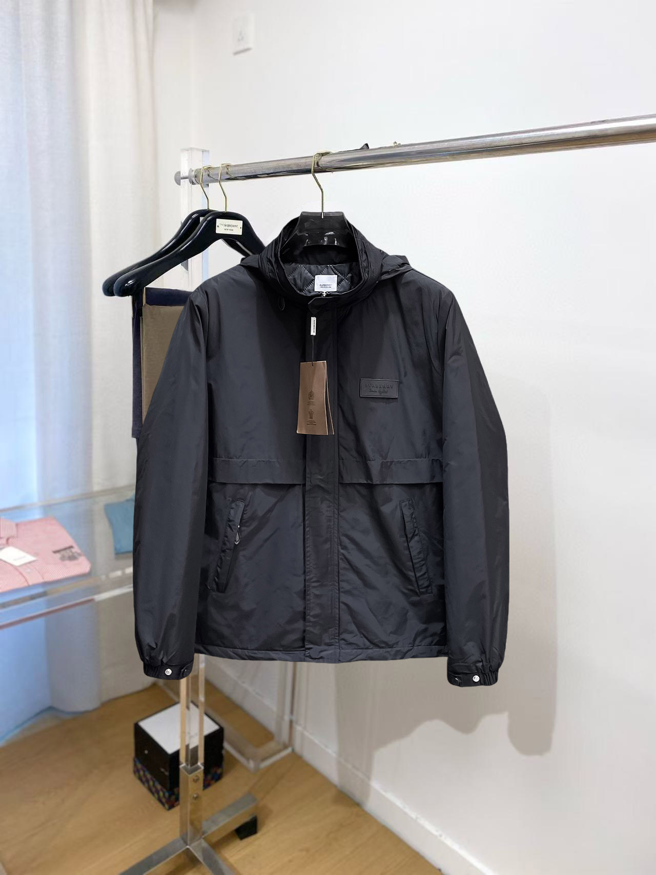 NO:599108,Burberry's new 2025ss winter down jacket with all three standards, the new product on the show is in perfect condition, comfortable and warm, the color is full and attractive, the design is very outstanding, it can easily enhance the fashion sense, the workmanship is extremely sophisticated and rigorous, and the wiring is neat and meticulous!  A masterpiece from a famous designer!  The upper body does not look bloated and is super handsome!  Available sizes M ~ XXXL,,burberry,jackets & coats,down jacket,alexander wang19860909巴宝莉 三标齐全 2025ss冬季新款羽绒棉服外套,秀场新品品相非常完美,舒适保暖,色泽饱满诱人,非常出彩的设计,轻松将时髦感进阶,做工极为考究严谨,走线工整细致！大牌设计师巨作！上身不显臃肿、超级帅气！现货码数M ～ XXXL,,burberry,jackets & coats,down jacket,alexander wang,Men's clothing