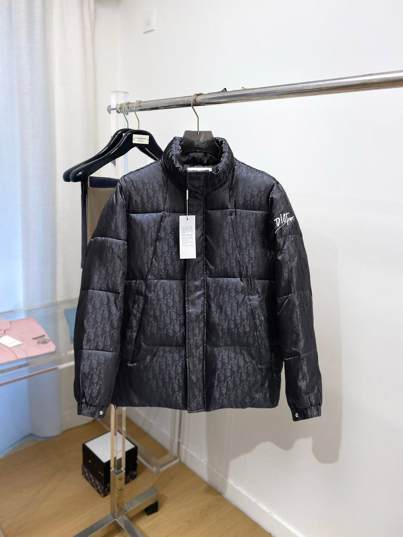 NO:599117,Dior's 2025ss new winter down jacket with complete three standards, the new product on the show is in perfect condition, comfortable and warm, the color is full and attractive, the design is very brilliant, it can easily enhance the fashion sense, the workmanship is extremely sophisticated and rigorous, and the wiring is neat and meticulous!  A masterpiece from a famous designer!  The upper body does not look bloated and is super handsome!  Available sizes M ~ XXXL,,dior,jackets & coats,down jacket,alexander wang19860909迪奥 三标齐全 2025ss冬季新款羽绒棉服外套,秀场新品品相非常完美,舒适保暖,色泽饱满诱人,非常出彩的设计,轻松将时髦感进阶,做工极为考究严谨,走线工整细致！大牌设计师巨作！上身不显臃肿、超级帅气！现货码数M ～ XXXL,,dior,jackets & coats,down jacket,alexander wang,Men's clothing