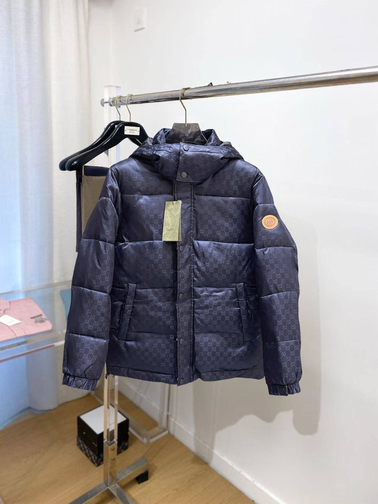 NO:599120,Gucci's new 2025ss winter down jacket with all three standards, the new product on the show is in perfect condition, comfortable and warm, the color is full and attractive, the design is very outstanding, it can easily enhance the sense of fashion, the workmanship is extremely sophisticated and rigorous, and the wiring is neat and meticulous!  A masterpiece from a famous designer!  The upper body does not look bloated and is super handsome!  Available sizes M ~ XXXL,,jackets & coats,down jacket,alexander wang19860909古奇 三标齐全 2025ss冬季新款羽绒棉服外套,秀场新品品相非常完美,舒适保暖,色泽饱满诱人,非常出彩的设计,轻松将时髦感进阶,做工极为考究严谨,走线工整细致！大牌设计师巨作！上身不显臃肿、超级帅气！现货码数M ～ XXXL,,jackets & coats,down jacket,alexander wang,Men's clothing