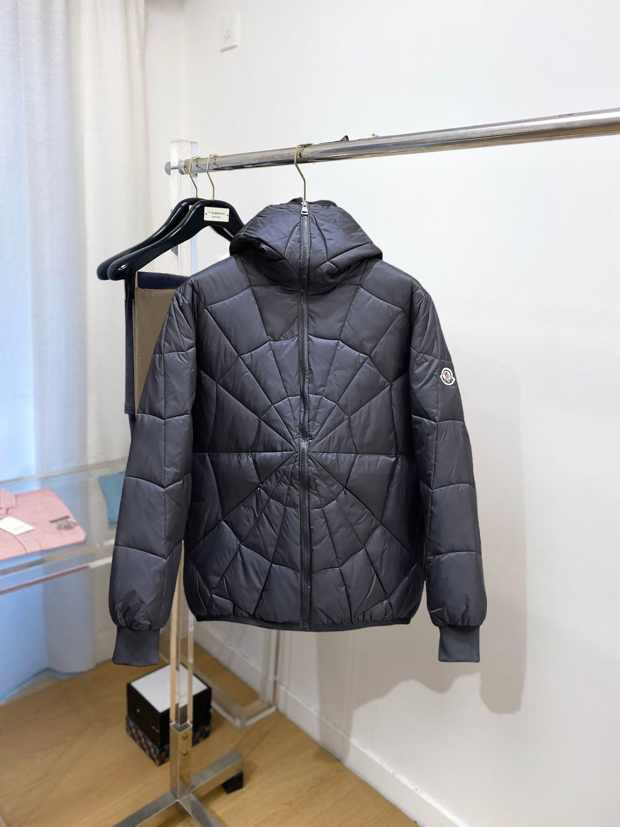 NO:599123,Mengkou, complete with three standards, 2025ss new winter down jacket, the new product in the show is in perfect condition, comfortable and warm, the color is full and attractive, the very outstanding design can easily enhance the fashion sense, the workmanship is extremely sophisticated and rigorous, and the wiring is neat and meticulous!  A masterpiece from a famous designer!  The upper body does not look bloated and is super handsome!  Available sizes M ~ XXXL,,Moncler,jackets & coats,down jacket,alexander wang19860909蒙口 三标齐全 2025ss冬季新款羽绒棉服外套,秀场新品品相非常完美,舒适保暖,色泽饱满诱人,非常出彩的设计,轻松将时髦感进阶,做工极为考究严谨,走线工整细致！大牌设计师巨作！上身不显臃肿、超级帅气！现货码数M ～ XXXL,,Moncler,jackets & coats,down jacket,alexander wang,Men's clothing