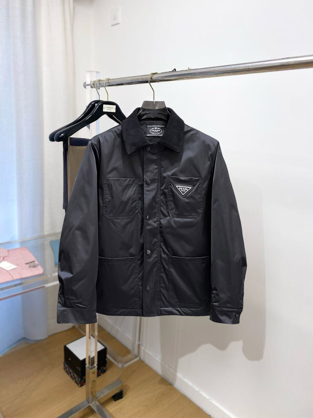 NO:599126,Prada's new 2025ss winter down jacket with all three standards is in perfect condition. It's comfortable and warm, and the color is full and attractive. The design is very outstanding, and it can easily enhance the sense of fashion. The workmanship is extremely sophisticated and rigorous, and the wiring is neat and meticulous!  A masterpiece from a famous designer!  The upper body does not look bloated and is super handsome!  Available sizes M ~ XXXL,,prada,jackets & coats,down jacket,alexander wang19860909普拉达 三标齐全 2025ss冬季新款羽绒棉服外套,秀场新品品相非常完美,舒适保暖,色泽饱满诱人,非常出彩的设计,轻松将时髦感进阶,做工极为考究严谨,走线工整细致！大牌设计师巨作！上身不显臃肿、超级帅气！现货码数M ～ XXXL,,prada,jackets & coats,down jacket,alexander wang,Men's clothing