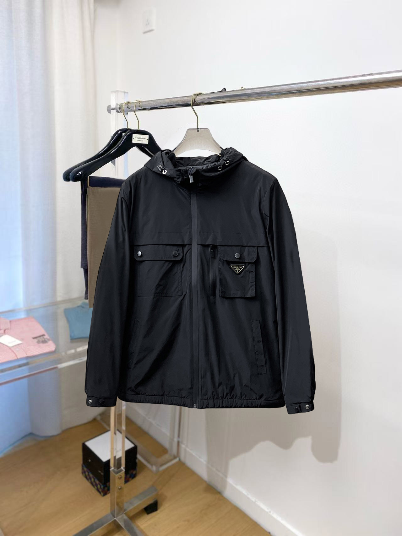 NO:599133,Prada's new 2025ss winter down jacket with all three standards is in perfect condition. It's comfortable and warm, and the color is full and attractive. The design is very outstanding, and it can easily enhance the sense of fashion. The workmanship is extremely sophisticated and rigorous, and the wiring is neat and meticulous!  A masterpiece from a famous designer!  The upper body does not look bloated and is super handsome!  Available sizes M ~ XXXL,,prada,jackets & coats,down jacket,alexander wang19860909普拉达 三标齐全 2025ss冬季新款羽绒棉服外套,秀场新品品相非常完美,舒适保暖,色泽饱满诱人,非常出彩的设计,轻松将时髦感进阶,做工极为考究严谨,走线工整细致！大牌设计师巨作！上身不显臃肿、超级帅气！现货码数M ～ XXXL,,prada,jackets & coats,down jacket,alexander wang,Men's clothing