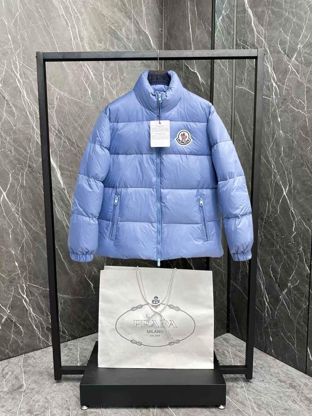 NO:600337,Mengkou's new 2025 autumn and winter down jacket. This is known as the most expensive down jacket in the world, all 90 down. With a classic logo combination, it is full of visual impact at first sight. It has better thermal insulation performance, is light and not heavy, and has good loft recovery after compression, and it can gather heat and lock in temperature!  Personalized color matching design, fresh and energetic!  There are too many versions circulating in the market. In addition to the different fabrics and workmanship, the biggest difference is that the filling is not goose down at all but feather silk or velvet, etc., and it is not easy to distinguish for those who don’t understand. In addition, the fabrics and workmanship are definitely not of the same level. In short, look for us and you will never go astray. All the exclusive full colors are purchased from genuine development. If you understand the quality of our down jackets, you can safely recommend it with your eyes closed. The three standards are complete!  Uniform series for men and women!  Size M-3XL. Can be worn up to 200 pounds, Moncler, down jacket, alexander wang19860909蒙口 2025秋冬新款羽绒服.这款号称羽绒服届最贵的,全部90绒的.带着经典的Logo组合搭配,第一眼看到就是满满的视觉冲击,保暖性能更出色,轻便不厚重,且压缩后的蓬松度恢复性好,聚热锁温！个性的拼色设计,清新有活力！市面流通的版本实在太多了,除了面料做工不同外,最大的区别就是填充物根本不是鹅绒而是羽丝或手感绒等等,而不懂的根本不容易区分.另外面料和做工也绝对不是一个级别,总之认准我们,让你绝对不跑偏,独家全色全部购入正版开发,懂我们家羽绒服质量的,完全可以放心闭眼推.三标齐全！男女同款系列！码数M-3XL.最大穿到200斤,,Moncler,down jacket,alexander wang,Men's clothing