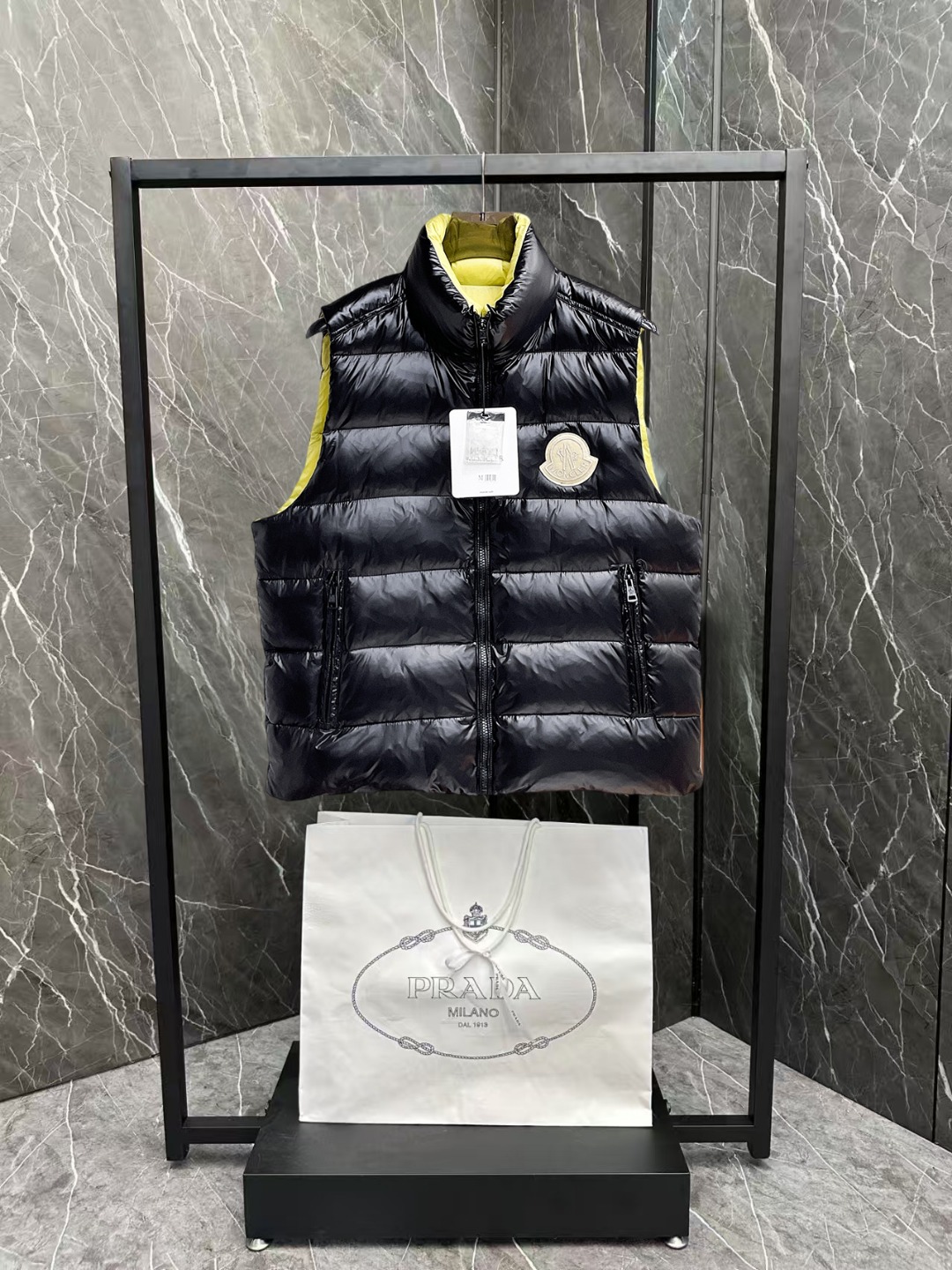 NO:600334,Mengkou's 2025 autumn and winter new down vest, all 90 down. With the classic logo combination, it is full of visual impact at first sight. It has better thermal insulation performance, is light and not heavy, and has good fluff recovery after compression, and it can gather heat and lock in temperature!  Personalized color matching design, fresh and energetic!  There are too many versions circulating in the market. In addition to the different fabrics and workmanship, the biggest difference is that the filling is not goose down at all but feather silk or velvet, etc., and it is not easy to distinguish for those who don’t understand. In addition, the fabrics and workmanship are definitely not of the same level. In short, look for us and you will never go astray. All the exclusive full colors are purchased from genuine development. If you understand the quality of our down jackets, you can safely recommend it with your eyes closed. The three standards are complete!  Uniform series for men and women!  Size M-3XL. Can be worn up to 200 pounds, Moncler, down jacket, alexander wang19860909蒙口 2025秋冬新款羽绒马甲,全部90绒的.带着经典的Logo组合搭配,第一眼看到就是满满的视觉冲击,保暖性能更出色,轻便不厚重,且压缩后的蓬松度恢复性好,聚热锁温！个性的拼色设计,清新有活力！市面流通的版本实在太多了,除了面料做工不同外,最大的区别就是填充物根本不是鹅绒而是羽丝或手感绒等等,而不懂的根本不容易区分.另外面料和做工也绝对不是一个级别,总之认准我们,让你绝对不跑偏,独家全色全部购入正版开发,懂我们家羽绒服质量的,完全可以放心闭眼推.三标齐全！男女同款系列！码数M-3XL.最大穿到200斤,,Moncler,down jacket,alexander wang,Men's clothing