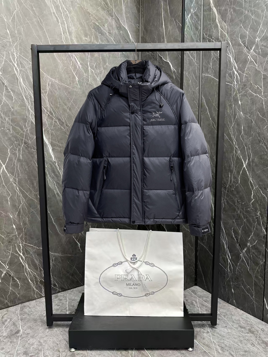 NO:600340,Arc'teryx's new 2025 autumn and winter down jacket. This is known as the most expensive down jacket in the world, all 90 down. With a classic logo combination, it is full of visual impact at first sight. It has better thermal insulation performance, is light and not heavy, and has good loft recovery after compression, and it can gather heat and lock in temperature!  Personalized color matching design, fresh and energetic!  There are too many versions circulating in the market. In addition to the different fabrics and workmanship, the biggest difference is that the filling is not goose down at all but feather silk or velvet, etc., and it is not easy to distinguish for those who don’t understand. In addition, the fabrics and workmanship are definitely not of the same level. In short, look for us and you will never go astray. All the exclusive full colors are purchased from genuine development. If you understand the quality of our down jackets, you can safely recommend it with your eyes closed. The three standards are complete!  Uniform series for men and women!  Size M-3XL. Can be worn up to 200 pounds, arc'teryx, down jacket, alexander wang19860909始祖鸟 2025秋冬新款羽绒服.这款号称羽绒服届最贵的,全部90绒的.带着经典的Logo组合搭配,第一眼看到就是满满的视觉冲击,保暖性能更出色,轻便不厚重,且压缩后的蓬松度恢复性好,聚热锁温！个性的拼色设计,清新有活力！市面流通的版本实在太多了,除了面料做工不同外,最大的区别就是填充物根本不是鹅绒而是羽丝或手感绒等等,而不懂的根本不容易区分.另外面料和做工也绝对不是一个级别,总之认准我们,让你绝对不跑偏,独家全色全部购入正版开发,懂我们家羽绒服质量的,完全可以放心闭眼推.三标齐全！男女同款系列！码数M-3XL.最大穿到200斤,arc'teryx,down jacket,alexander wang,Men's clothing