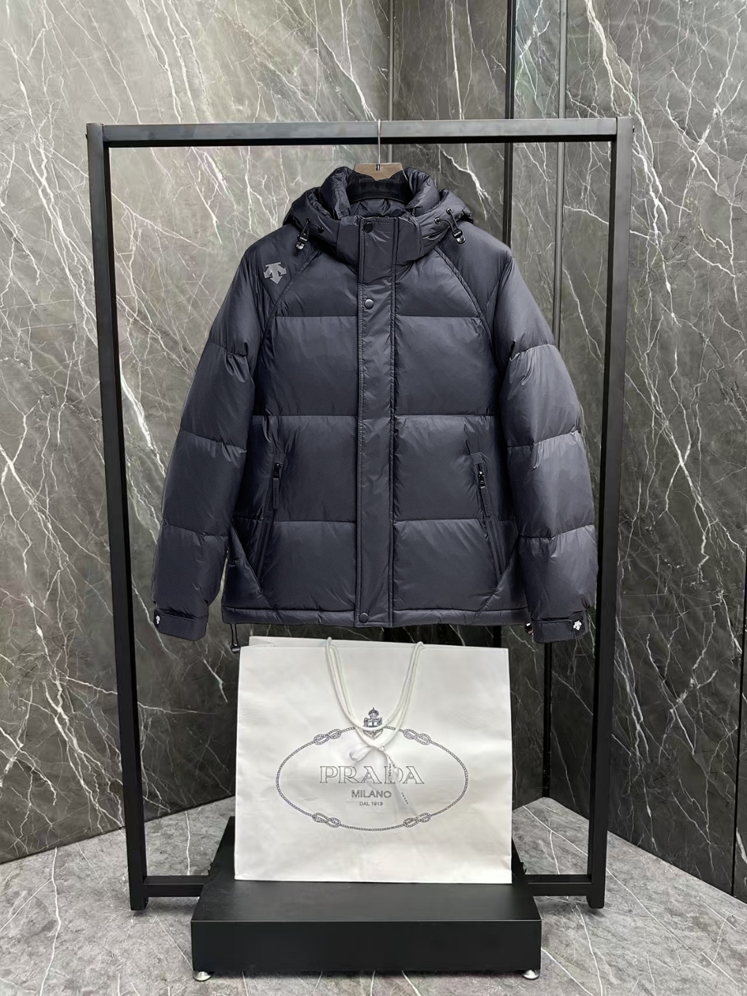 NO:600343,Descente's new 2025 autumn and winter down jacket. This is known as the most expensive down jacket in the world, all 90 down. With a classic logo combination, it is full of visual impact at first sight. It has better thermal insulation performance, is light and not heavy, and has good loft recovery after compression, and it can gather heat and lock in temperature!  Personalized color matching design, fresh and energetic!  There are too many versions circulating in the market. In addition to the different fabrics and workmanship, the biggest difference is that the filling is not goose down at all but feather silk or velvet, etc., and it is not easy to distinguish for those who don’t understand. In addition, the fabrics and workmanship are definitely not of the same level. In short, look for us and you will never go astray. All the exclusive full colors are purchased from genuine development. If you understand the quality of our down jackets, you can safely recommend it with your eyes closed. The three standards are complete!  Uniform series for men and women!  Size M-3XL. Can be worn up to 200 pounds,,down jacket,alexander wang19860909迪桑特 2025秋冬新款羽绒服.这款号称羽绒服届最贵的,全部90绒的.带着经典的Logo组合搭配,第一眼看到就是满满的视觉冲击,保暖性能更出色,轻便不厚重,且压缩后的蓬松度恢复性好,聚热锁温！个性的拼色设计,清新有活力！市面流通的版本实在太多了,除了面料做工不同外,最大的区别就是填充物根本不是鹅绒而是羽丝或手感绒等等,而不懂的根本不容易区分.另外面料和做工也绝对不是一个级别,总之认准我们,让你绝对不跑偏,独家全色全部购入正版开发,懂我们家羽绒服质量的,完全可以放心闭眼推.三标齐全！男女同款系列！码数M-3XL.最大穿到200斤,,down jacket,alexander wang,Men's clothing