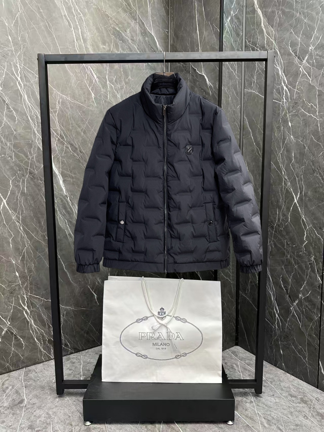 NO:600346,Ermenegildo Zegna's new 2025 autumn and winter down jacket. This is known as the most expensive down jacket in the world, with 90 down in total. With a classic logo combination, it is full of visual impact at first sight. It has better thermal insulation performance, is light and not heavy, and has good loft recovery after compression, and it can gather heat and lock in temperature!  Personalized color matching design, fresh and energetic!  There are too many versions circulating in the market. In addition to the different fabrics and workmanship, the biggest difference is that the filling is not goose down at all but feather silk or velvet, etc., and it is not easy to distinguish for those who don’t understand. In addition, the fabrics and workmanship are definitely not of the same level. In short, look for us and you will never go astray. All the exclusive full colors are purchased from genuine development. If you understand the quality of our down jackets, you can safely recommend it with your eyes closed. The three standards are complete!  Uniform series for men and women!  Size M-3XL. Can be worn up to 200 pounds,,zegna,down jacket,alexander wang19860909杰尼亚 2025秋冬新款羽绒服.这款号称羽绒服届最贵的,全部90绒的.带着经典的Logo组合搭配,第一眼看到就是满满的视觉冲击,保暖性能更出色,轻便不厚重,且压缩后的蓬松度恢复性好,聚热锁温！个性的拼色设计,清新有活力！市面流通的版本实在太多了,除了面料做工不同外,最大的区别就是填充物根本不是鹅绒而是羽丝或手感绒等等,而不懂的根本不容易区分.另外面料和做工也绝对不是一个级别,总之认准我们,让你绝对不跑偏,独家全色全部购入正版开发,懂我们家羽绒服质量的,完全可以放心闭眼推.三标齐全！男女同款系列！码数M-3XL.最大穿到200斤,,zegna,down jacket,alexander wang,Men's clothing