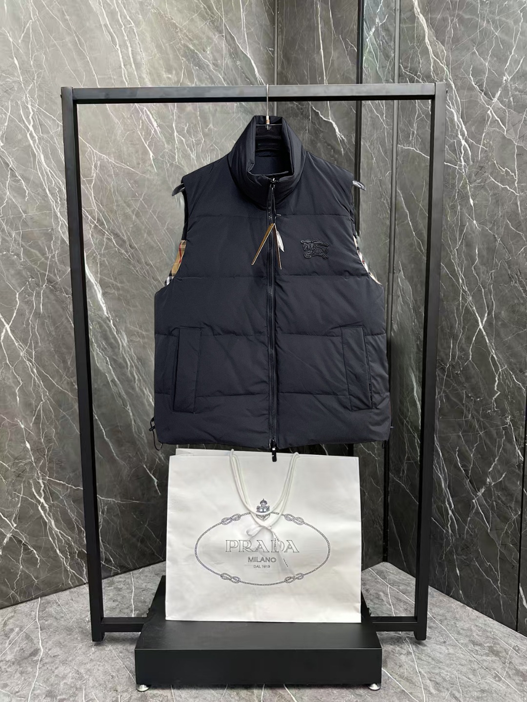 NO:600331,Burberry's new 2025 autumn and winter down vests, all 90 down. With the classic logo combination, it is full of visual impact at first sight. It has better thermal insulation performance, is light and not heavy, and has good fluff recovery after compression, and it can gather heat and lock in temperature!  Personalized color matching design, fresh and energetic!  There are too many versions circulating in the market. In addition to the different fabrics and workmanship, the biggest difference is that the filling is not goose down at all but feather silk or velvet, etc., and it is not easy to distinguish for those who don’t understand. In addition, the fabrics and workmanship are definitely not of the same level. In short, look for us and you will never go astray. All the exclusive full colors are purchased from genuine development. If you understand the quality of our down jackets, you can safely recommend it with your eyes closed. The three standards are complete!  Uniform series for men and women!  Size M-3XL. Can be worn up to 200 pounds, burberry, down jacket, alexander wang19860909巴宝莉 2025秋冬新款羽绒马甲,全部90绒的.带着经典的Logo组合搭配,第一眼看到就是满满的视觉冲击,保暖性能更出色,轻便不厚重,且压缩后的蓬松度恢复性好,聚热锁温！个性的拼色设计,清新有活力！市面流通的版本实在太多了,除了面料做工不同外,最大的区别就是填充物根本不是鹅绒而是羽丝或手感绒等等,而不懂的根本不容易区分.另外面料和做工也绝对不是一个级别,总之认准我们,让你绝对不跑偏,独家全色全部购入正版开发,懂我们家羽绒服质量的,完全可以放心闭眼推.三标齐全！男女同款系列！码数M-3XL.最大穿到200斤,,burberry,down jacket,alexander wang,Men's clothing