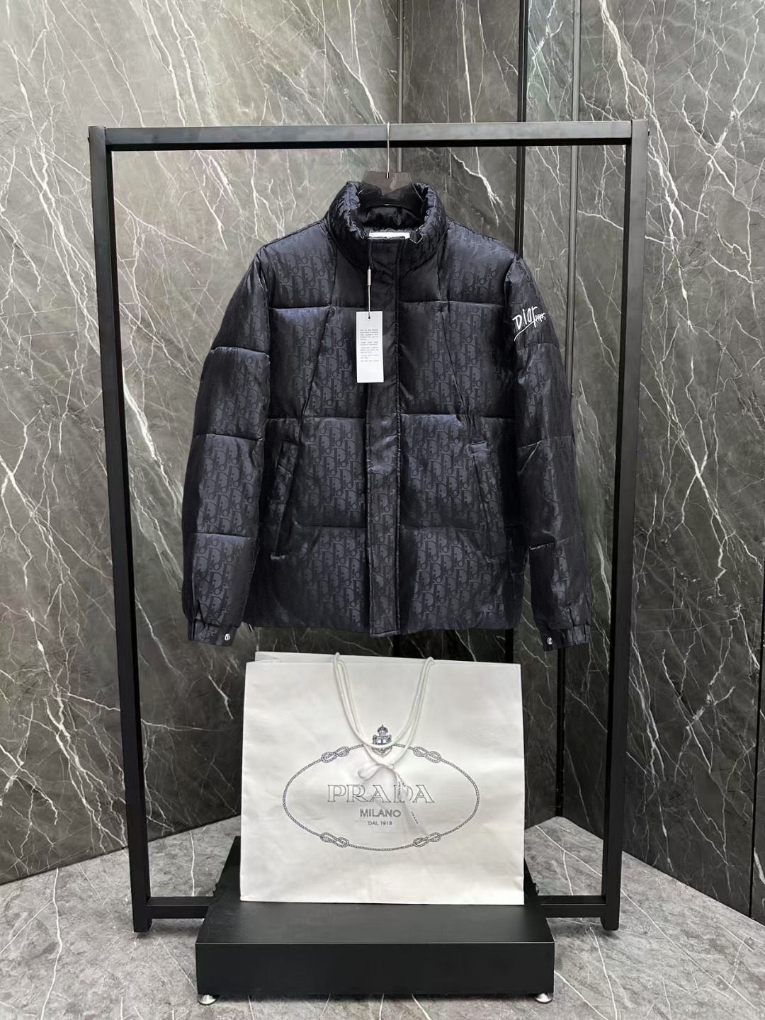 NO:600333,Dior's 2025 autumn and winter new cotton clothing. This is known as the most expensive cotton clothing, all 90 velvet. With a classic logo combination, it is full of visual impact at first sight. It has better thermal insulation performance, is light and not heavy, and has good fluff recovery after compression, and it can gather heat and lock in temperature!  Personalized color matching design, fresh and energetic!  There are too many versions circulating in the market. In addition to the different fabrics and workmanship, the biggest difference is that the filling is not goose down at all but feather silk or velvet, etc., and it is not easy to distinguish for those who don’t understand. In addition, the fabrics and workmanship are definitely not of the same level. In short, look for us and you will never go astray. All the exclusive full colors are purchased from genuine development. If you understand the quality of our down jackets, you can safely recommend it with your eyes closed. The three standards are complete!  Uniform series for men and women!  Size M-3XL. Can be worn up to 200 pounds, dior, down jacket, alexander wang19860909迪奥 2025秋冬新款棉服.这款号称棉服届最贵的,全部90绒的.带着经典的Logo组合搭配,第一眼看到就是满满的视觉冲击,保暖性能更出色,轻便不厚重,且压缩后的蓬松度恢复性好,聚热锁温！个性的拼色设计,清新有活力！市面流通的版本实在太多了,除了面料做工不同外,最大的区别就是填充物根本不是鹅绒而是羽丝或手感绒等等,而不懂的根本不容易区分.另外面料和做工也绝对不是一个级别,总之认准我们,让你绝对不跑偏,独家全色全部购入正版开发,懂我们家羽绒服质量的,完全可以放心闭眼推.三标齐全！男女同款系列！码数M-3XL.最大穿到200斤,,dior,down jacket,alexander wang,Men's clothing