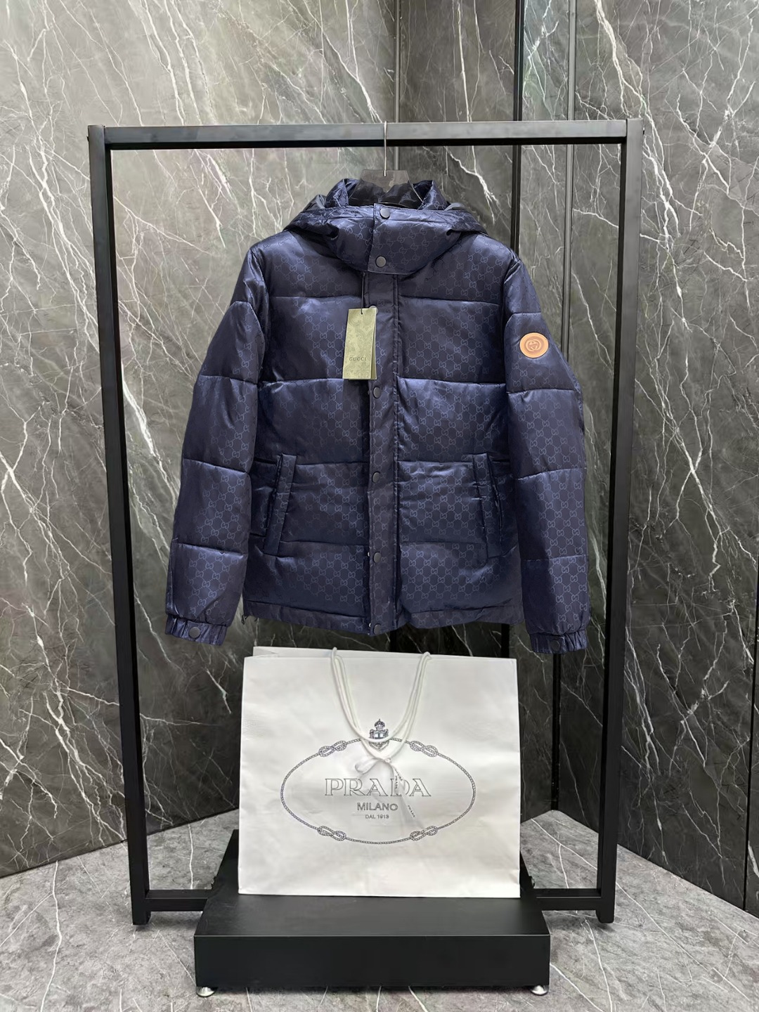 NO:600336,Gucci's 2025 autumn and winter new cotton clothing. This is known as the most expensive cotton clothing, all 90 velvet. With a classic logo combination, it is full of visual impact at first sight. It has better thermal insulation performance, is light and not heavy, and has good fluff recovery after compression, and it can gather heat and lock in temperature!  Personalized color matching design, fresh and energetic!  There are too many versions circulating in the market. In addition to the different fabrics and workmanship, the biggest difference is that the filling is not goose down at all but feather silk or velvet, etc., and it is not easy to distinguish for those who don’t understand. In addition, the fabrics and workmanship are definitely not of the same level. In short, look for us and you will never go astray. All the exclusive full colors are purchased from genuine development. If you understand the quality of our down jackets, you can safely recommend it with your eyes closed. The three standards are complete!  Uniform series for men and women!  Size M-3XL. Can be worn up to 200 pounds,,down jacket,alexander wang19860909古奇2025秋冬新款棉服.这款号称棉服届最贵的,全部90绒的.带着经典的Logo组合搭配,第一眼看到就是满满的视觉冲击,保暖性能更出色,轻便不厚重,且压缩后的蓬松度恢复性好,聚热锁温！个性的拼色设计,清新有活力！市面流通的版本实在太多了,除了面料做工不同外,最大的区别就是填充物根本不是鹅绒而是羽丝或手感绒等等,而不懂的根本不容易区分.另外面料和做工也绝对不是一个级别,总之认准我们,让你绝对不跑偏,独家全色全部购入正版开发,懂我们家羽绒服质量的,完全可以放心闭眼推.三标齐全！男女同款系列！码数M-3XL.最大穿到200斤,,down jacket,alexander wang,Men's clothing