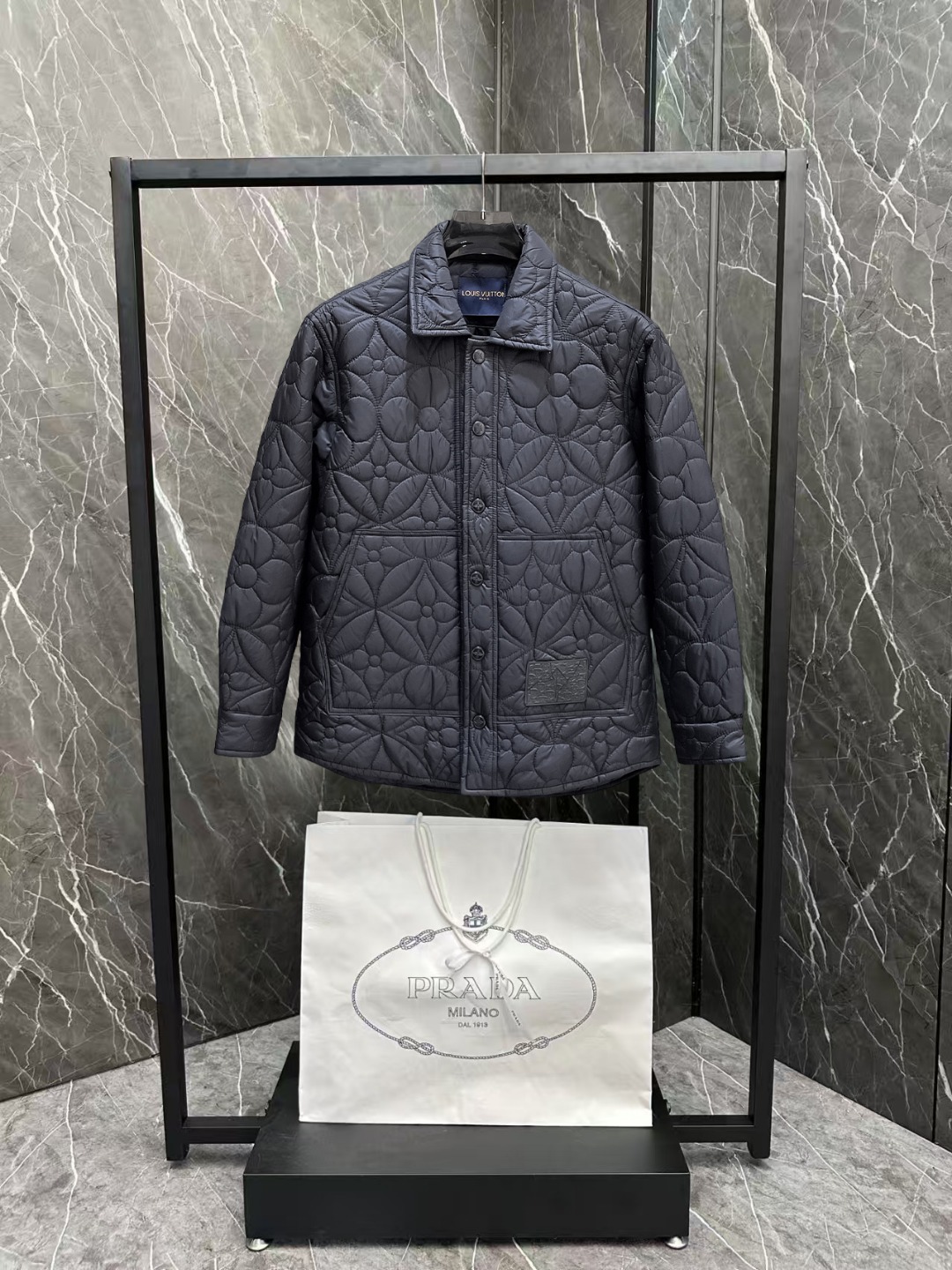 NO:600345,Lv 2025 autumn and winter new cotton clothing. This is known as the most expensive cotton clothing, all 90 velvet. With a classic logo combination, it is full of visual impact at first sight. It has better thermal insulation performance, is light and not heavy, and has good fluff recovery after compression, and it can gather heat and lock in temperature!  Personalized color matching design, fresh and energetic!  There are too many versions circulating in the market. In addition to the different fabrics and workmanship, the biggest difference is that the filling is not goose down at all but feather silk or velvet, etc., and it is not easy to distinguish for those who don’t understand. In addition, the fabrics and workmanship are definitely not of the same level. In short, look for us and you will never go astray. All the exclusive full colors are purchased from genuine development. If you understand the quality of our down jackets, you can safely recommend it with your eyes closed. The three standards are complete!  Uniform series for men and women!  Size M-3XL. Can be worn up to 200 pounds, louis vuitton, down jacket, alexander wang19860909Lv 2025秋冬新款棉服.这款号称棉服届最贵的,全部90绒的.带着经典的Logo组合搭配,第一眼看到就是满满的视觉冲击,保暖性能更出色,轻便不厚重,且压缩后的蓬松度恢复性好,聚热锁温！个性的拼色设计,清新有活力！市面流通的版本实在太多了,除了面料做工不同外,最大的区别就是填充物根本不是鹅绒而是羽丝或手感绒等等,而不懂的根本不容易区分.另外面料和做工也绝对不是一个级别,总之认准我们,让你绝对不跑偏,独家全色全部购入正版开发,懂我们家羽绒服质量的,完全可以放心闭眼推.三标齐全！男女同款系列！码数M-3XL.最大穿到200斤,,louis vuitton,down jacket,alexander wang,Men's clothing