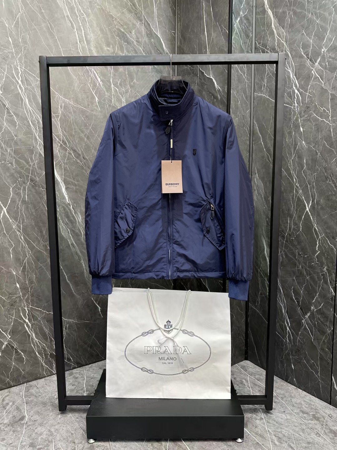 NO:600348,Burberry's 2025 autumn and winter new cotton clothing. This is known as the most expensive cotton clothing, all 90 velvet. With a classic logo combination, it is full of visual impact at first sight. It has better thermal insulation performance, is light and not heavy, and has good fluff recovery after compression, and it can gather heat and lock in temperature!  Personalized color matching design, fresh and energetic!  There are too many versions circulating in the market. In addition to the different fabrics and workmanship, the biggest difference is that the filling is not goose down at all but feather silk or velvet, etc., and it is not easy to distinguish for those who don’t understand. In addition, the fabrics and workmanship are definitely not of the same level. In short, look for us and you will never go astray. All the exclusive full colors are purchased from genuine development. If you understand the quality of our down jackets, you can safely recommend it with your eyes closed. The three standards are complete!  Uniform series for men and women!  Size M-3XL. Can be worn up to 200 pounds, burberry, down jacket, alexander wang19860909巴宝莉 2025秋冬新款棉服.这款号称棉服届最贵的,全部90绒的.带着经典的Logo组合搭配,第一眼看到就是满满的视觉冲击,保暖性能更出色,轻便不厚重,且压缩后的蓬松度恢复性好,聚热锁温！个性的拼色设计,清新有活力！市面流通的版本实在太多了,除了面料做工不同外,最大的区别就是填充物根本不是鹅绒而是羽丝或手感绒等等,而不懂的根本不容易区分.另外面料和做工也绝对不是一个级别,总之认准我们,让你绝对不跑偏,独家全色全部购入正版开发,懂我们家羽绒服质量的,完全可以放心闭眼推.三标齐全！男女同款系列！码数M-3XL.最大穿到200斤,,burberry,down jacket,alexander wang,Men's clothing