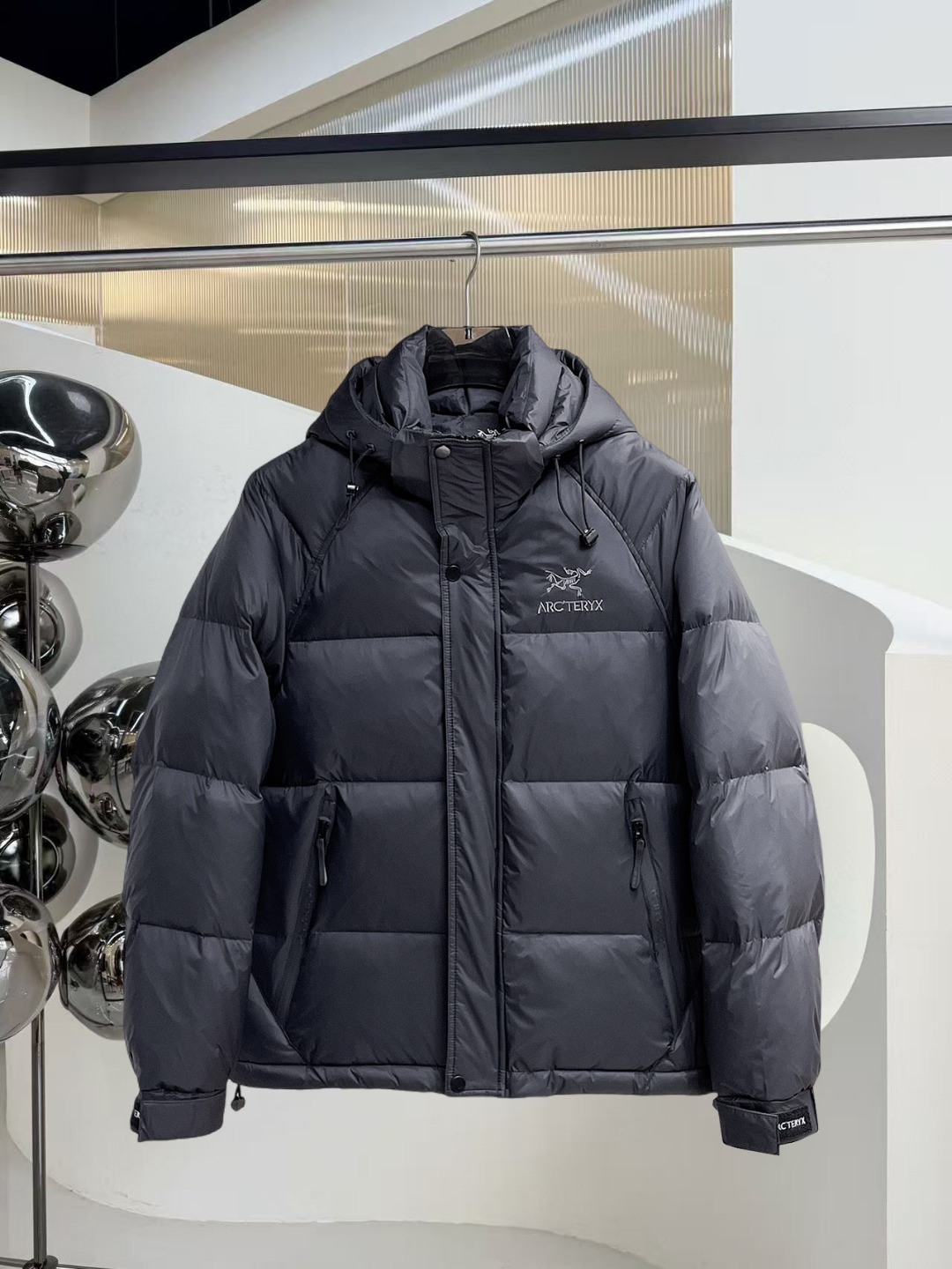 NO:601348,Arc'teryx's new 2025 autumn and winter down jacket. This is known as the most expensive down jacket in the world, all 90 down. With a classic logo combination, it is full of visual impact at first sight. It has better thermal insulation performance, is light and not heavy, and has good loft recovery after compression, and it can gather heat and lock in temperature!  Personalized color matching design, fresh and energetic!  There are too many versions circulating in the market. In addition to the different fabrics and workmanship, the biggest difference is that the filling is not goose down at all but feather silk or velvet, etc., and it is not easy to distinguish for those who don’t understand. In addition, the fabrics and workmanship are definitely not of the same level. In short, look for us and you will never go astray. All the exclusive full colors are purchased from genuine development. If you understand the quality of our down jackets, you can safely recommend it with your eyes closed. The three standards are complete!  Uniform series for men and women!  Size M-3XL. Can be worn up to 200 pounds, arc'teryx, down jacket, alexander wang19860909始祖鸟 2025秋冬新款羽绒服.这款号称羽绒服届最贵的,全部90绒的.带着经典的Logo组合搭配,第一眼看到就是满满的视觉冲击,保暖性能更出色,轻便不厚重,且压缩后的蓬松度恢复性好,聚热锁温！个性的拼色设计,清新有活力！市面流通的版本实在太多了,除了面料做工不同外,最大的区别就是填充物根本不是鹅绒而是羽丝或手感绒等等,而不懂的根本不容易区分.另外面料和做工也绝对不是一个级别,总之认准我们,让你绝对不跑偏,独家全色全部购入正版开发,懂我们家羽绒服质量的,完全可以放心闭眼推.三标齐全！男女同款系列！码数M-3XL.最大穿到200斤,arc'teryx,down jacket,alexander wang,Men's clothing