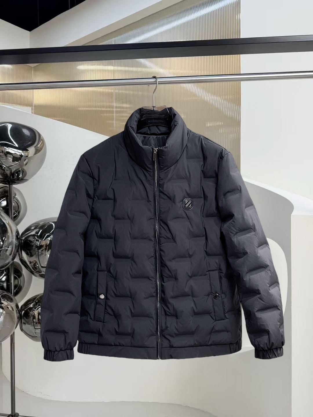 NO:601342,Ermenegildo Zegna's new 2025 autumn and winter down jacket. This is known as the most expensive down jacket in the world, all 90 down. With a classic logo combination, it is full of visual impact at first sight. It has better thermal insulation performance, is light and not heavy, and has good loft recovery after compression, and it can gather heat and lock in temperature!  Personalized color matching design, fresh and energetic!  There are too many versions circulating in the market. In addition to the different fabrics and workmanship, the biggest difference is that the filling is not goose down at all but feather silk or velvet, etc., and it is not easy to distinguish for those who don’t understand. In addition, the fabrics and workmanship are definitely not of the same level. In short, look for us and you will never go astray. All the exclusive full colors are purchased from genuine development. If you understand the quality of our down jackets, you can safely recommend it with your eyes closed. The three standards are complete!  Uniform series for men and women!  Size M-3XL. Can be worn up to 200 pounds,,zegna,down jacket,alexander wang19860909杰尼亚2025秋冬新款羽绒服.这款号称羽绒服届最贵的,全部90绒的.带着经典的Logo组合搭配,第一眼看到就是满满的视觉冲击,保暖性能更出色,轻便不厚重,且压缩后的蓬松度恢复性好,聚热锁温！个性的拼色设计,清新有活力！市面流通的版本实在太多了,除了面料做工不同外,最大的区别就是填充物根本不是鹅绒而是羽丝或手感绒等等,而不懂的根本不容易区分.另外面料和做工也绝对不是一个级别,总之认准我们,让你绝对不跑偏,独家全色全部购入正版开发,懂我们家羽绒服质量的,完全可以放心闭眼推.三标齐全！男女同款系列！码数M-3XL.最大穿到200斤,,zegna,down jacket,alexander wang,Men's clothing
